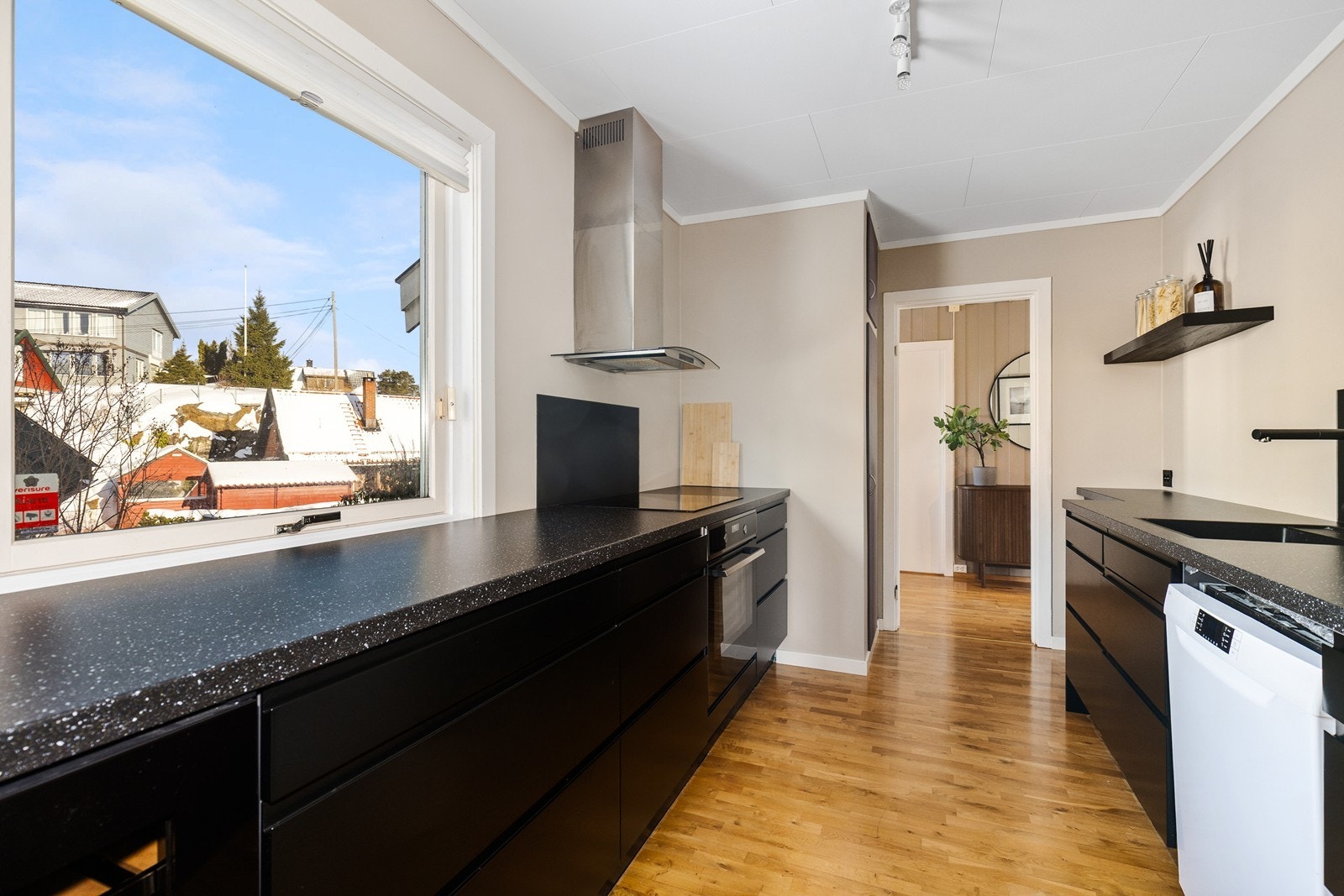 Kjøkkenet har en moderne utforming uten overskap, som gir en luftig, lys og oversiktlig følelse. Galleribilde