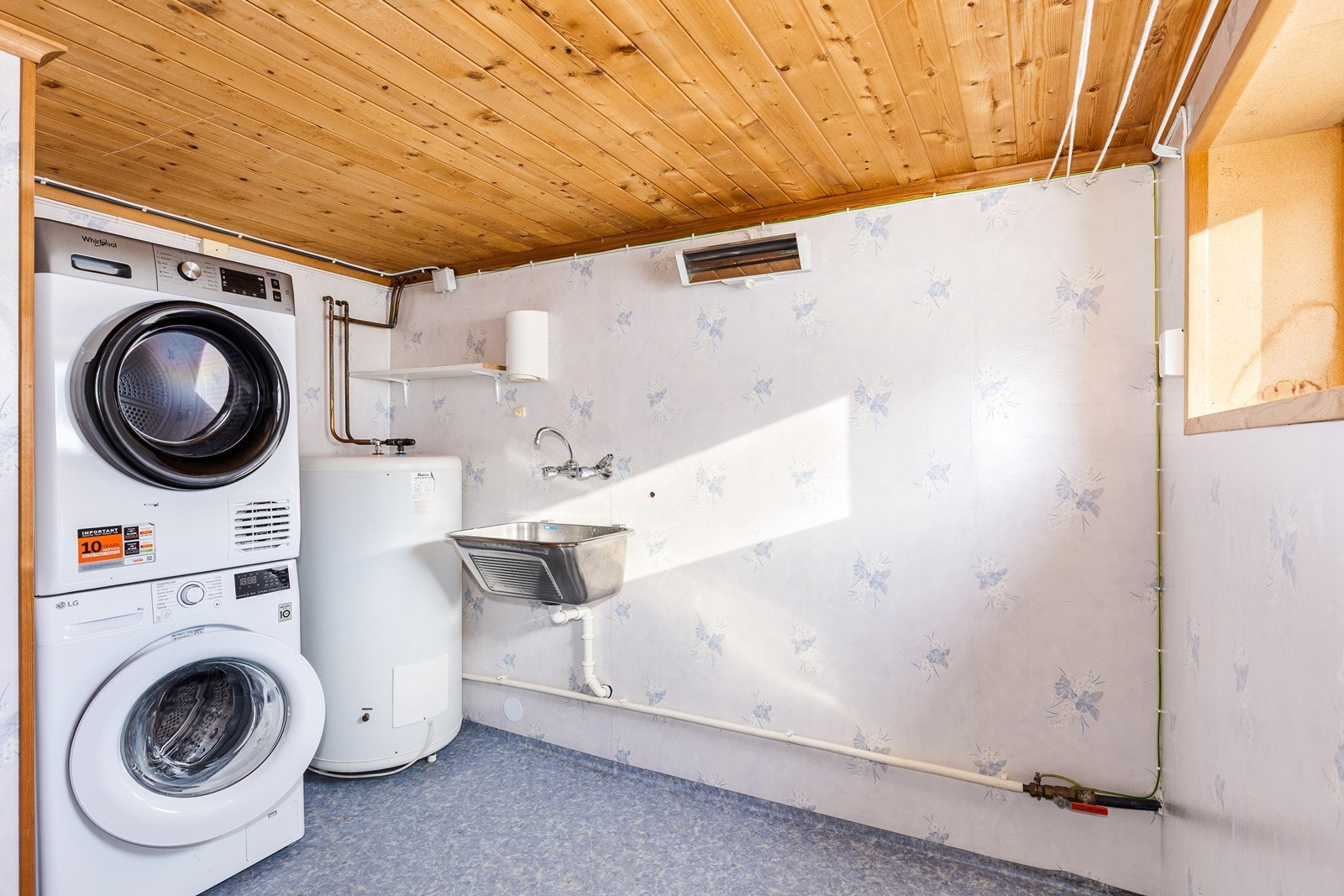 Innredet vaskerom i kjelleren.VVS bereder à eldre dato ca. 2000 modell, 194 liter. Galleribilde