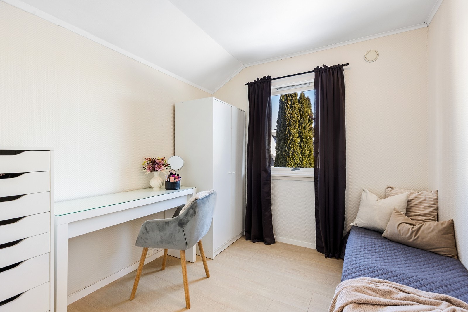 Soverom to er lyst og innbydende, med god plass til seng og oppbevaringsmøbler. Galleribilde