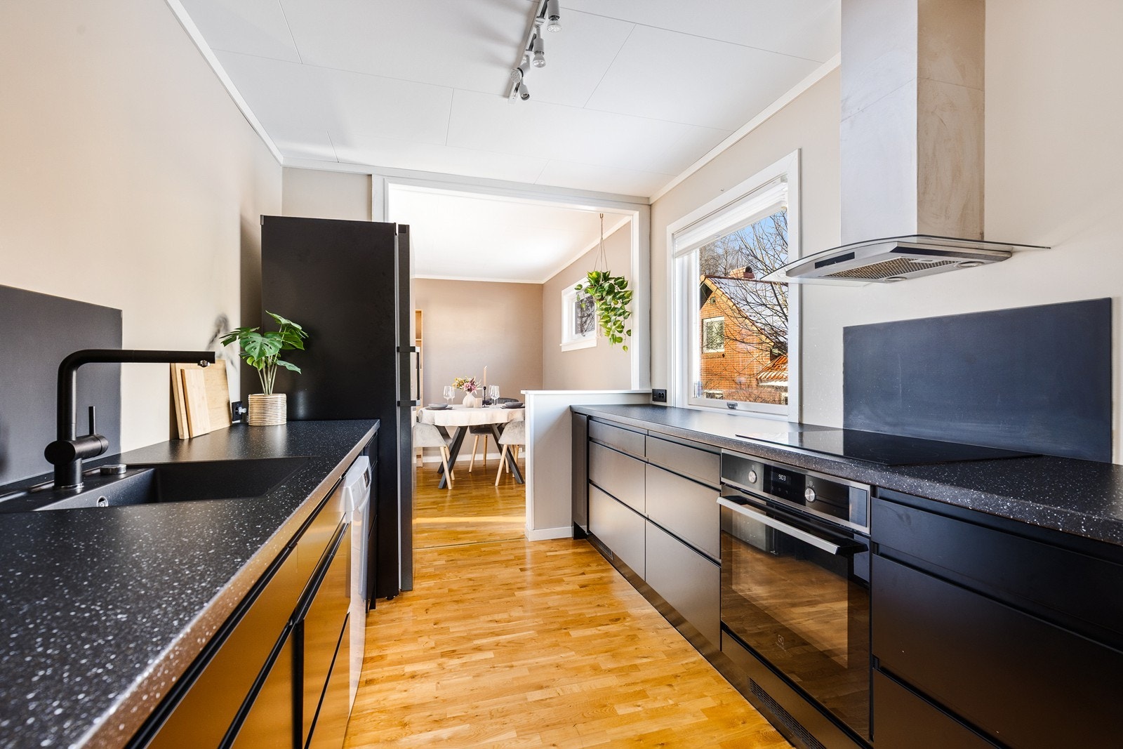 Lekkert og gjennomført kjøkken oppgradert i 2021 med tidløs innredning, benkeplate i laminat, integrert komfyr og platetopp samt. vinskap. Galleribilde
