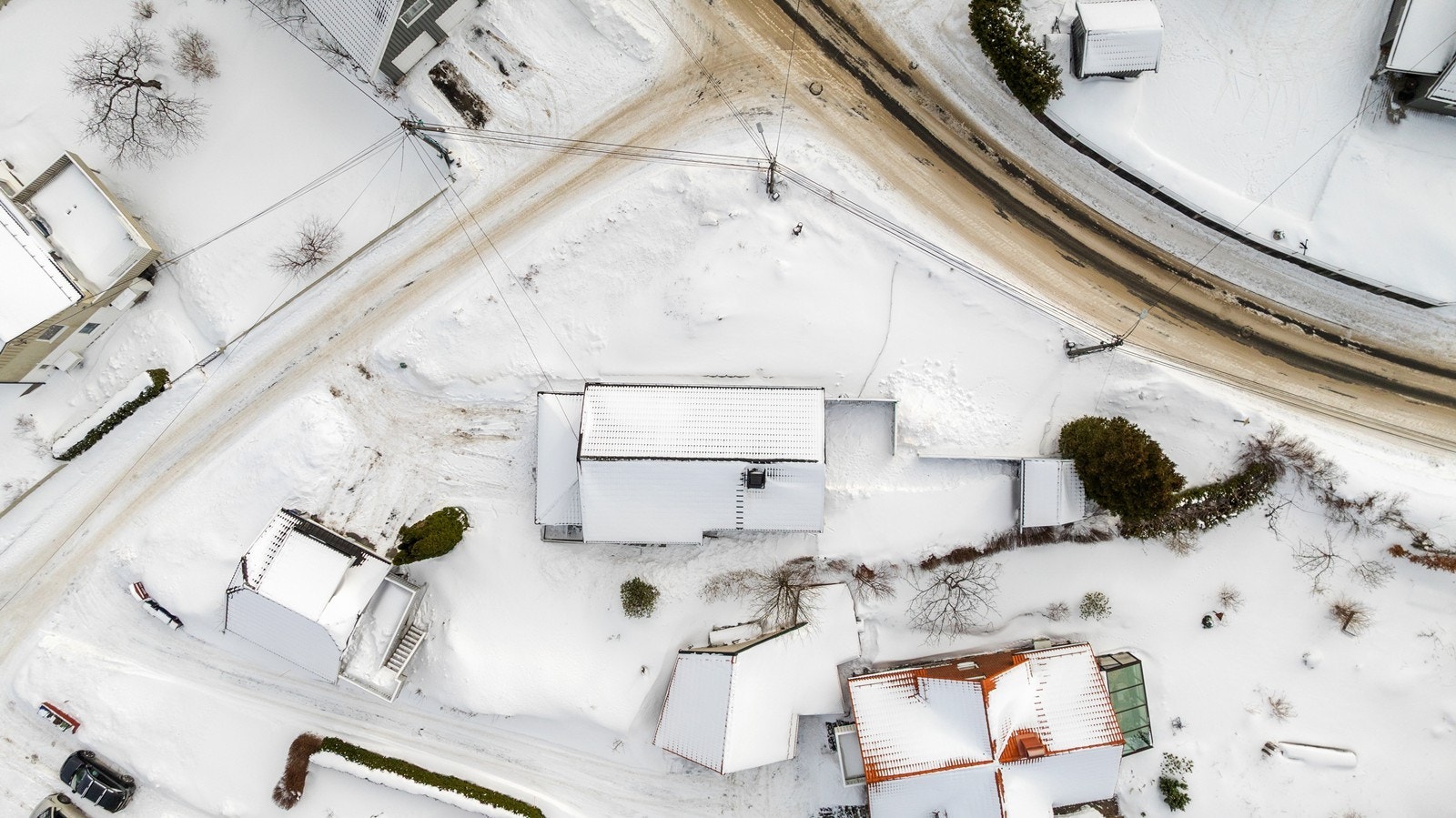 Romslig tomt på 957 m² med pent og opparbeidet uteareal. Galleribilde