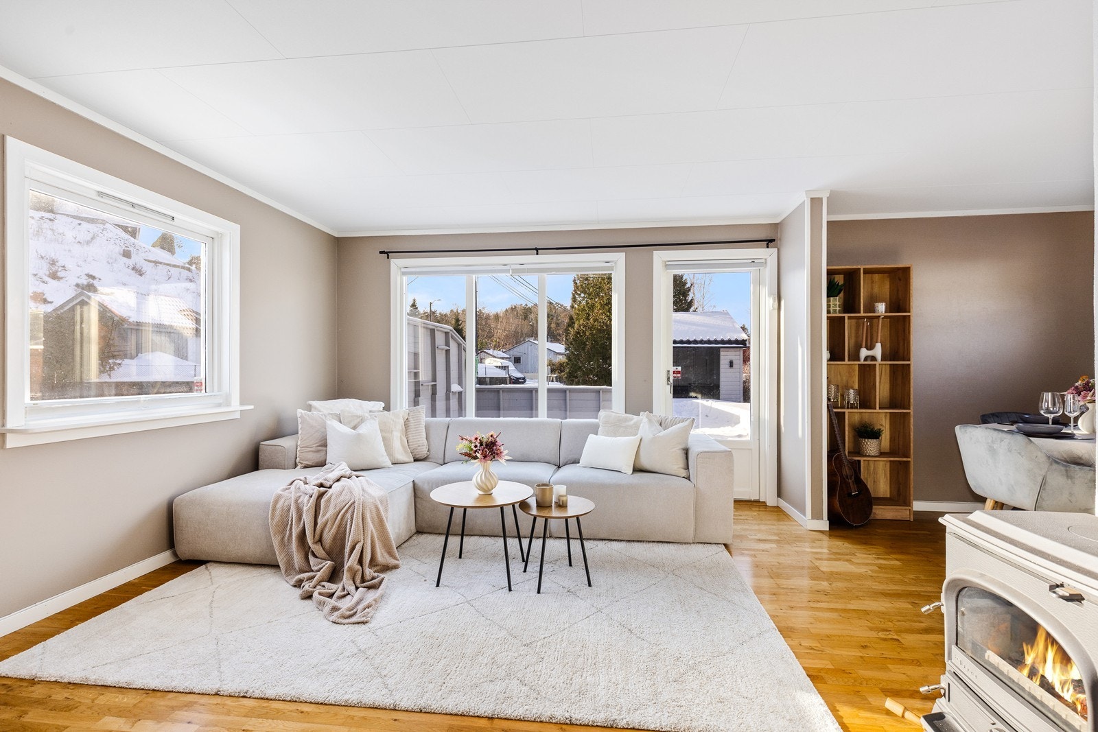 Lys og åpen stue med store vindusflater som slipper inn rikelig med naturlig lys Galleribilde