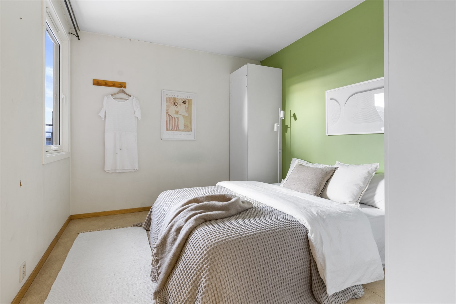 Soverommet vender ut mot bakgården som resten av boligen. Galleribilde