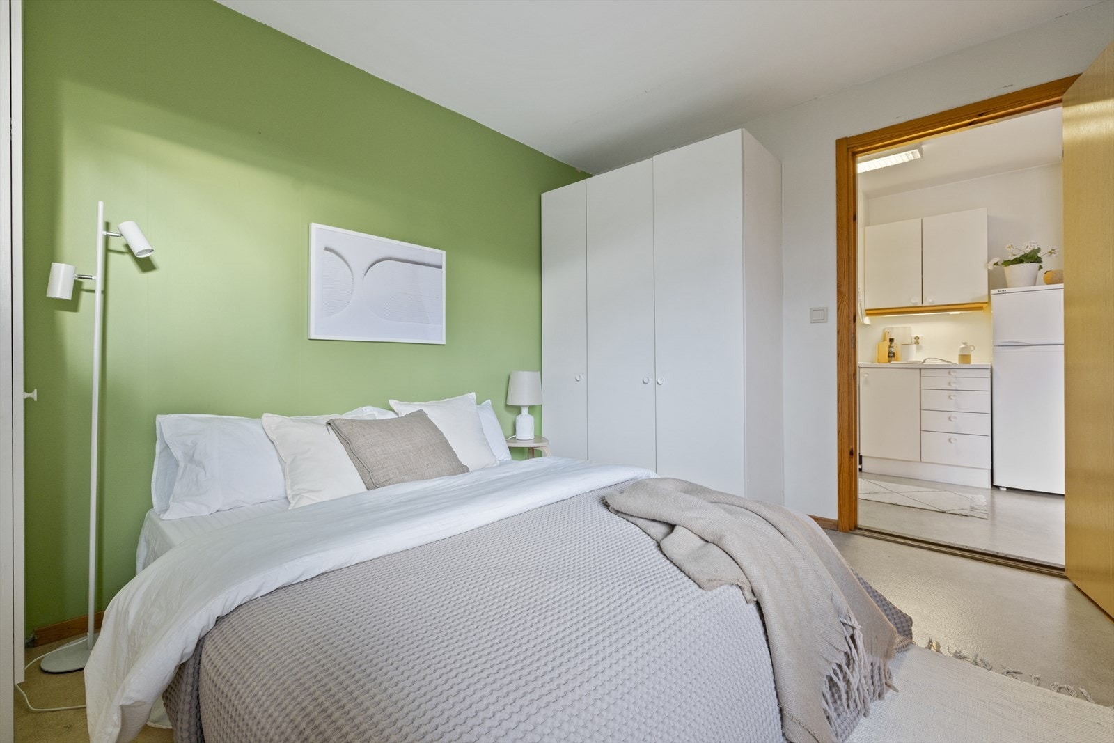 Plass til dobbeltseng og garderobeskap. Galleribilde