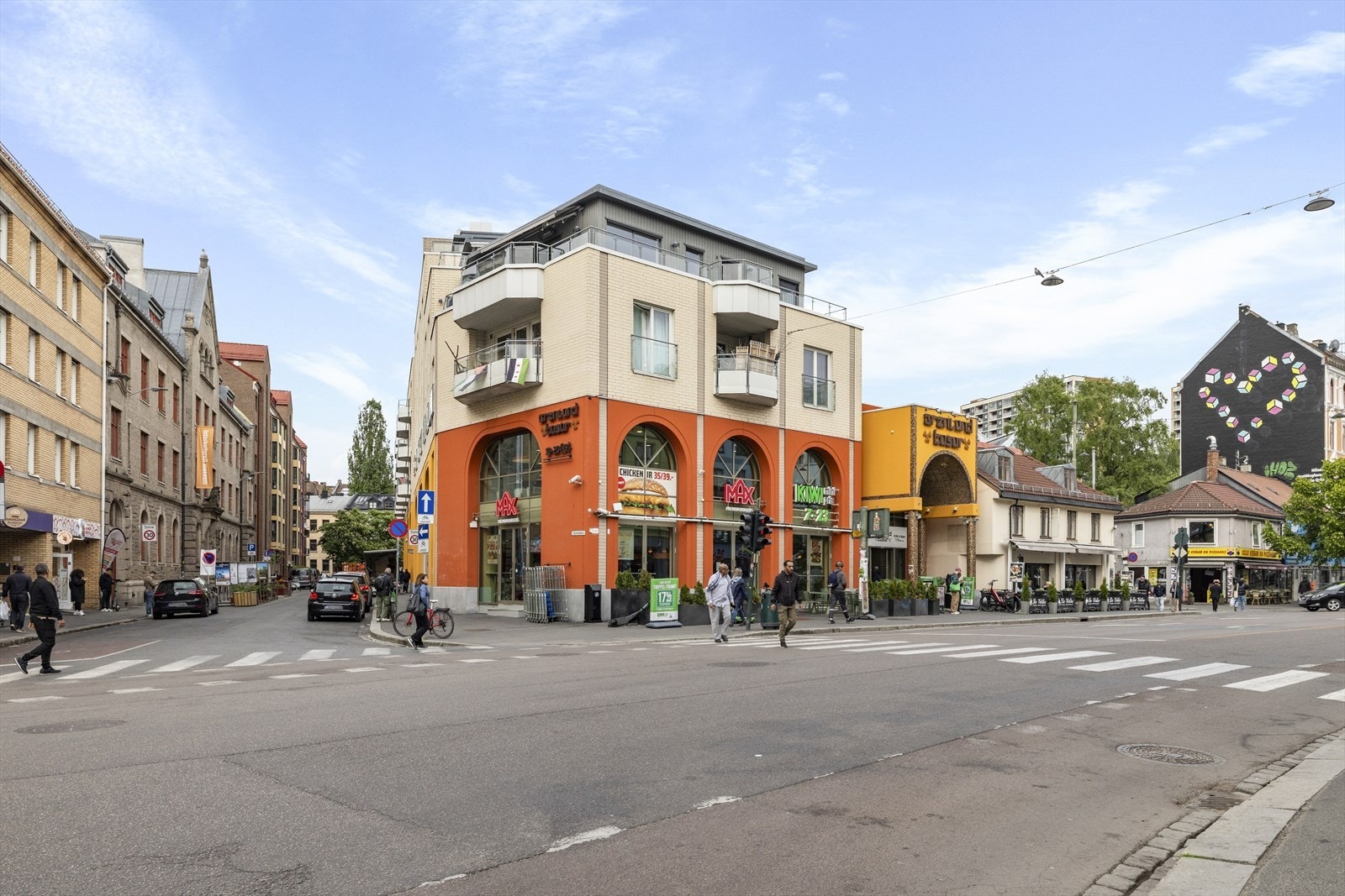 Grønland Basar har matbutikker, vinmonopol, klesbutikker, etc Galleribilde