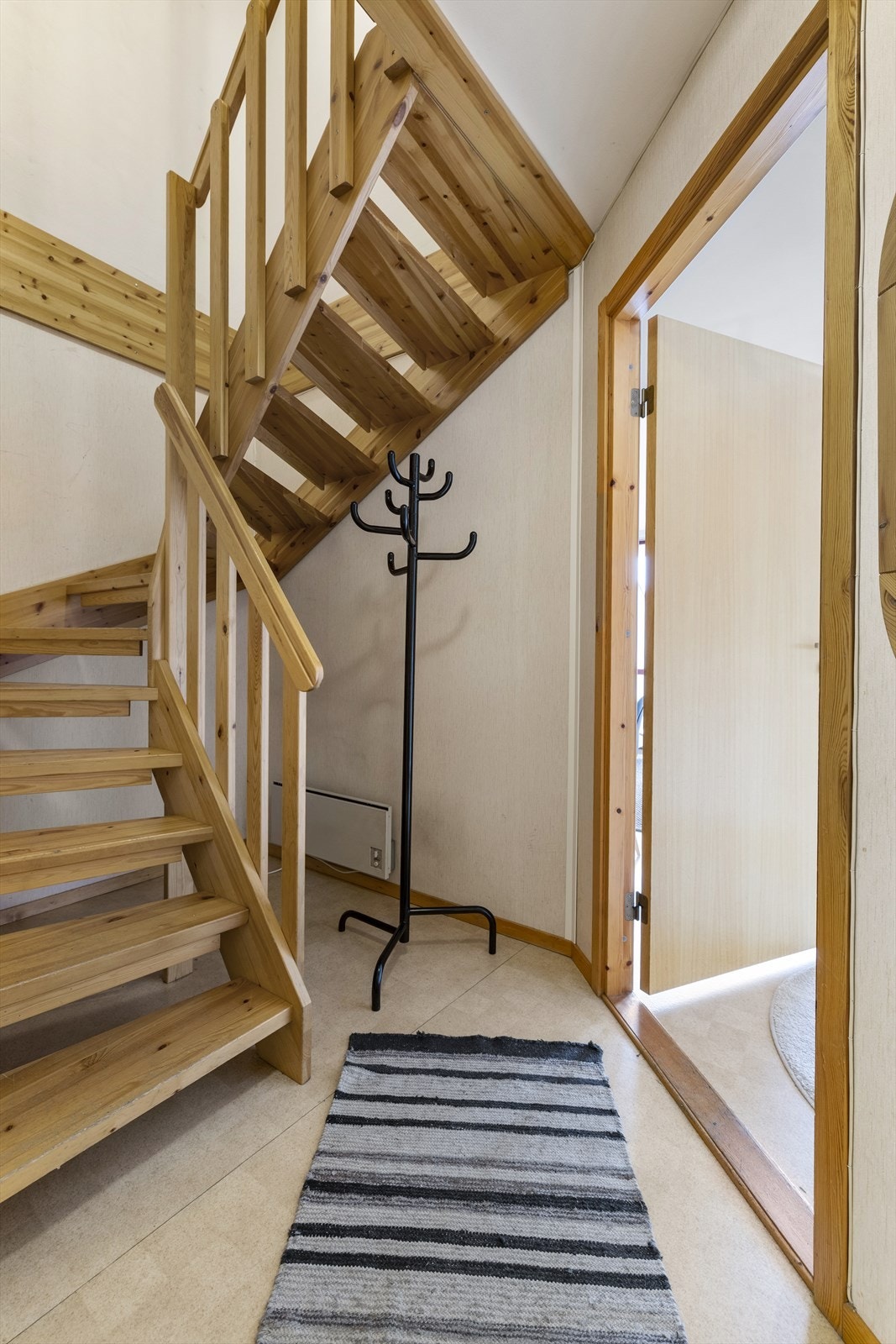 Boligen har lakkert tretrapp opp til 8.etasje Galleribilde