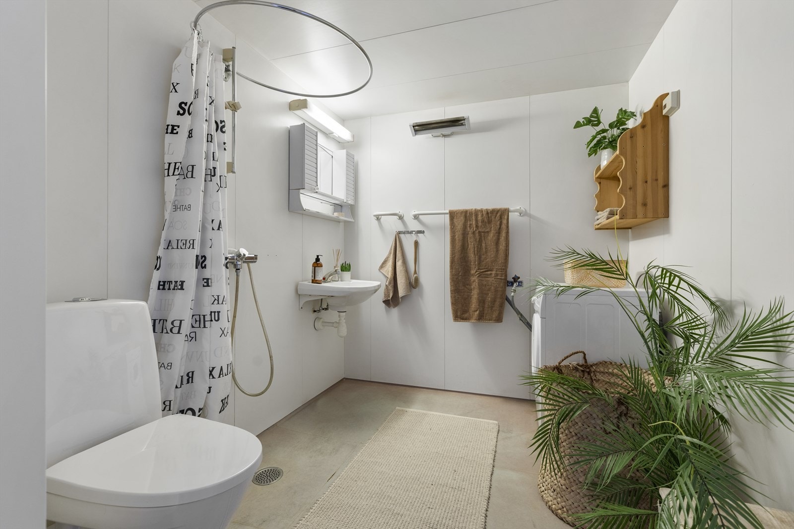 Badet inneholder dusj, servant, toalett og opplegg til vaskemaskin. Galleribilde