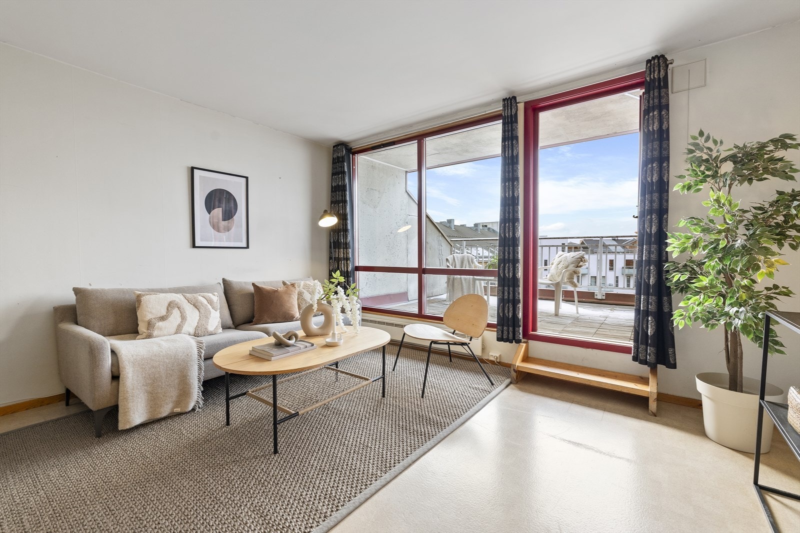 Stuen er romslig og med god plass til sofagruppe og salongbord. Naturlig plass til tv og lydanlegg. Galleribilde