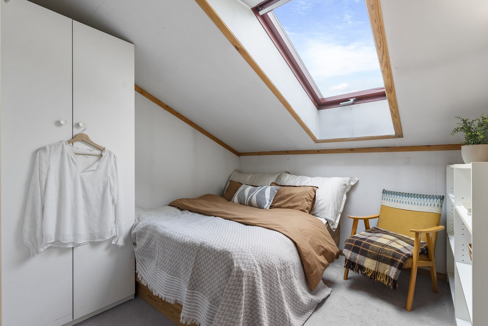 Plass til dobbeltseng og garderobeskap. Galleribilde