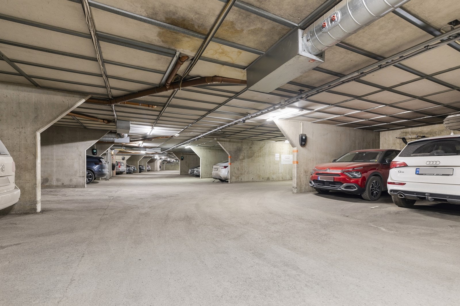 Det medfølger en garasjeplass merket nr. 80, samt er det montert ladepunkt for EL-kjøretøy på plassen. Galleribilde