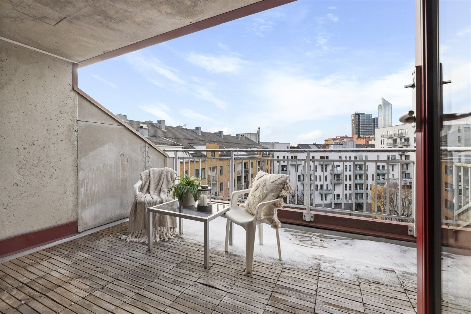 Utgang fra stue til sydvestvendt balkong på ca. 12 kvm som vender mot bakgård. Gode sol- og utsynsforhold samt usjenert. Galleribilde