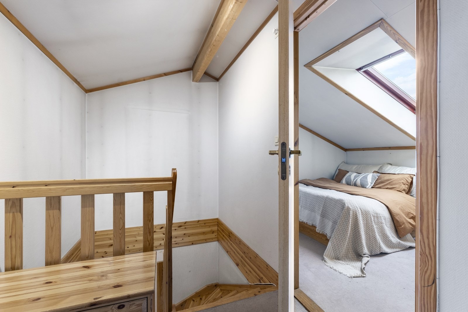 Det gjøres oppmerksom på at loftet ikke oppfyller kravene som stilles til rom for varig opphold. Galleribilde