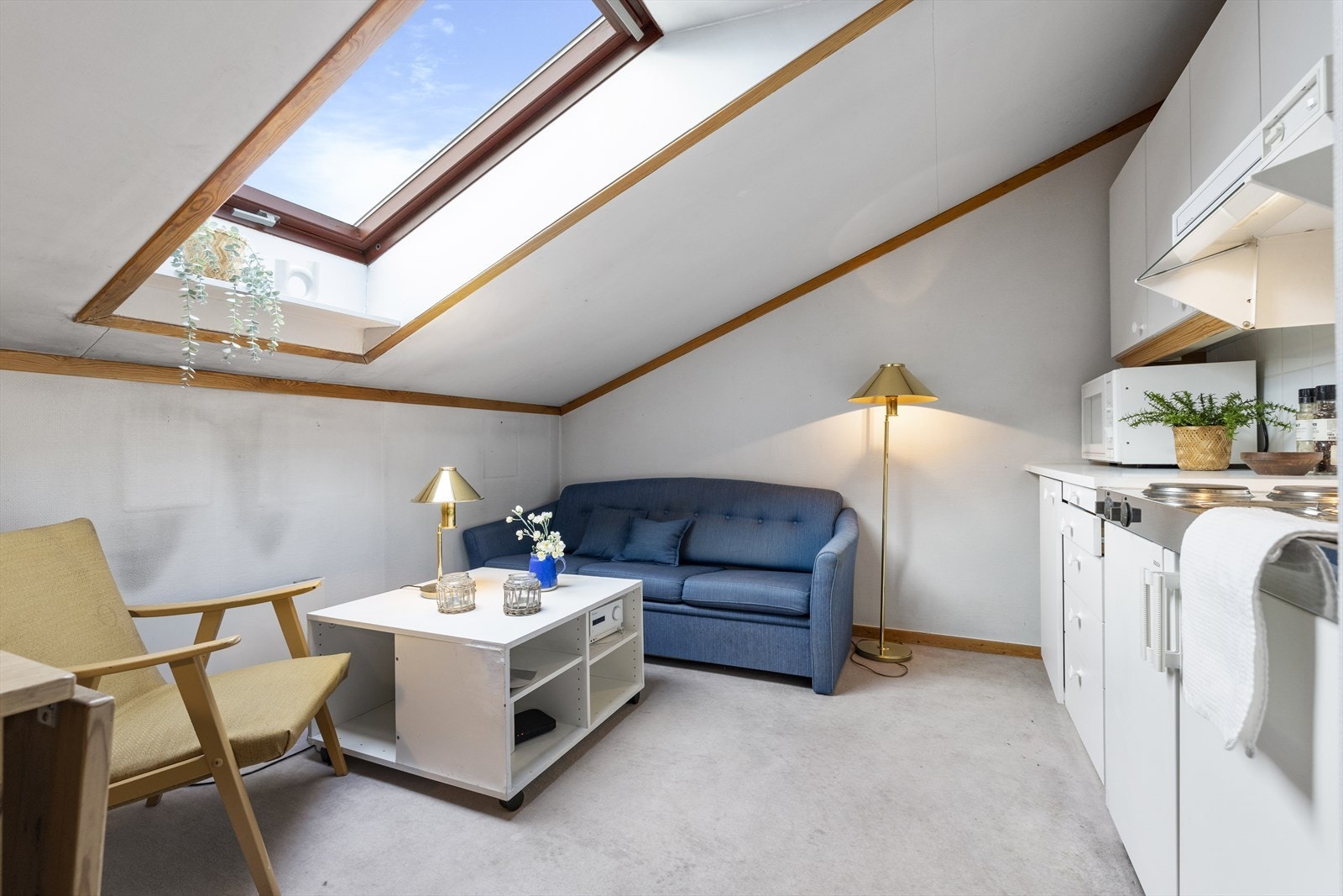 Det er Bosch minikjøkken på loftet. Det er avtrekk via sentralt avtrekksanlegg i bygget. Galleribilde