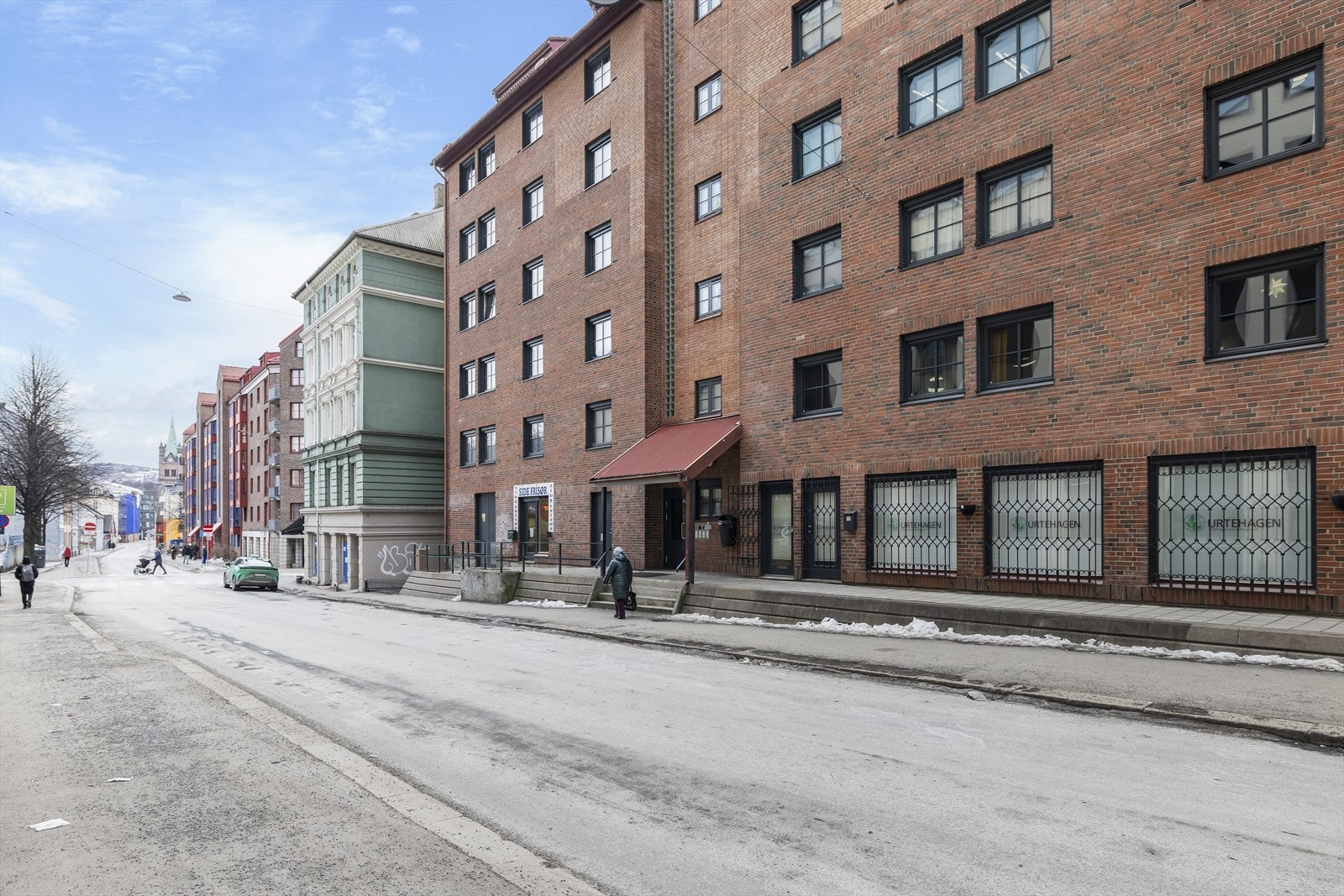 Fasade fra inngangsparti, bygg fra 1988. Galleribilde