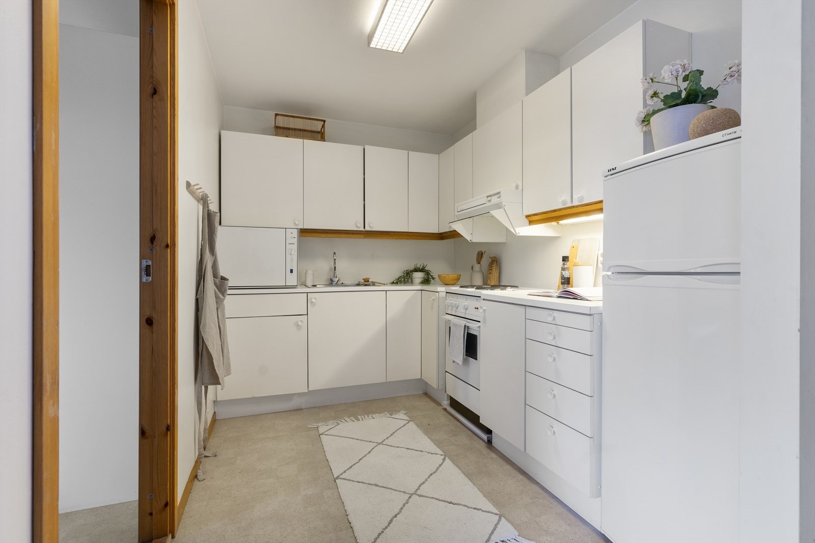 Noremakjøkkenet fra 1988 som har innredning med glatte fronter. Benkeplaten er av laminat. Galleribilde