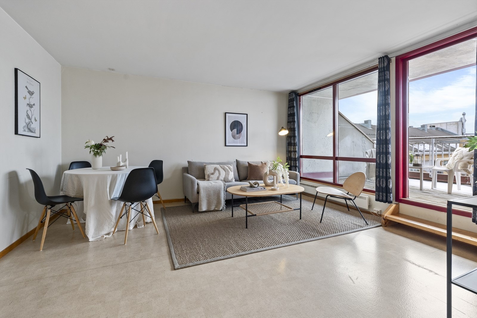 Spisebords gruppen finner sin naturlige plass i rommet, og man kan enkelt invitere venner og familie til middag. Galleribilde