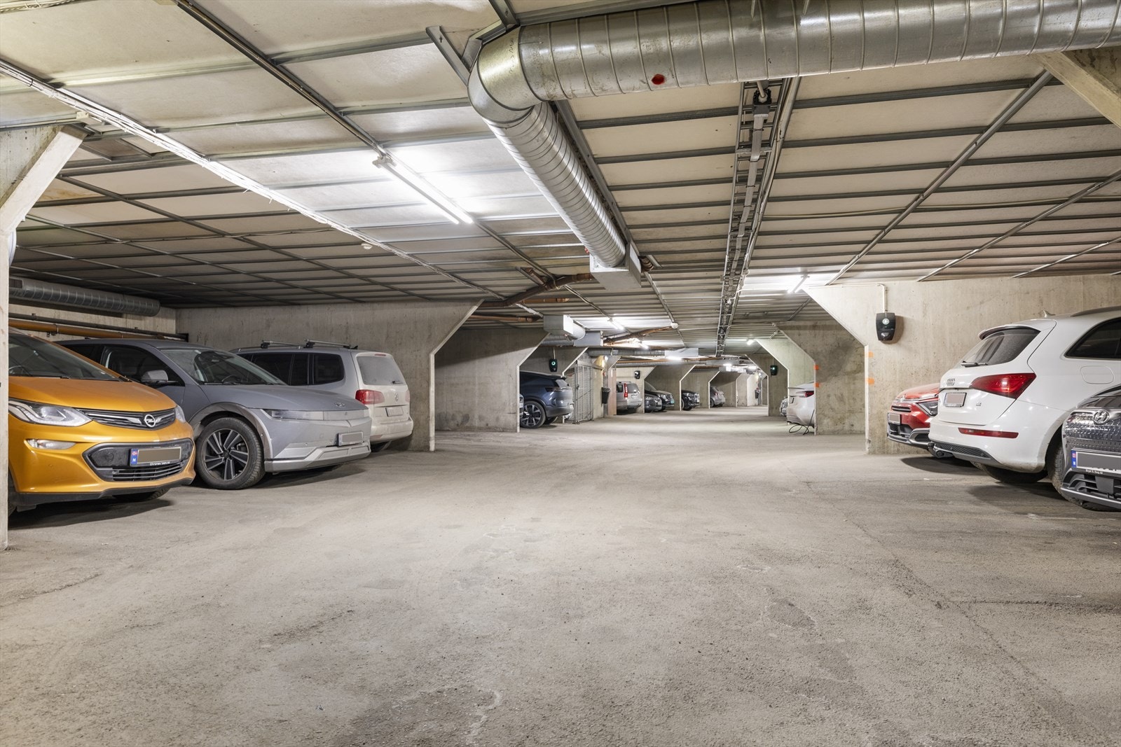 Det er kamera ved garasjeporten. Det er montert ny garasjeport i år 2025. Galleribilde