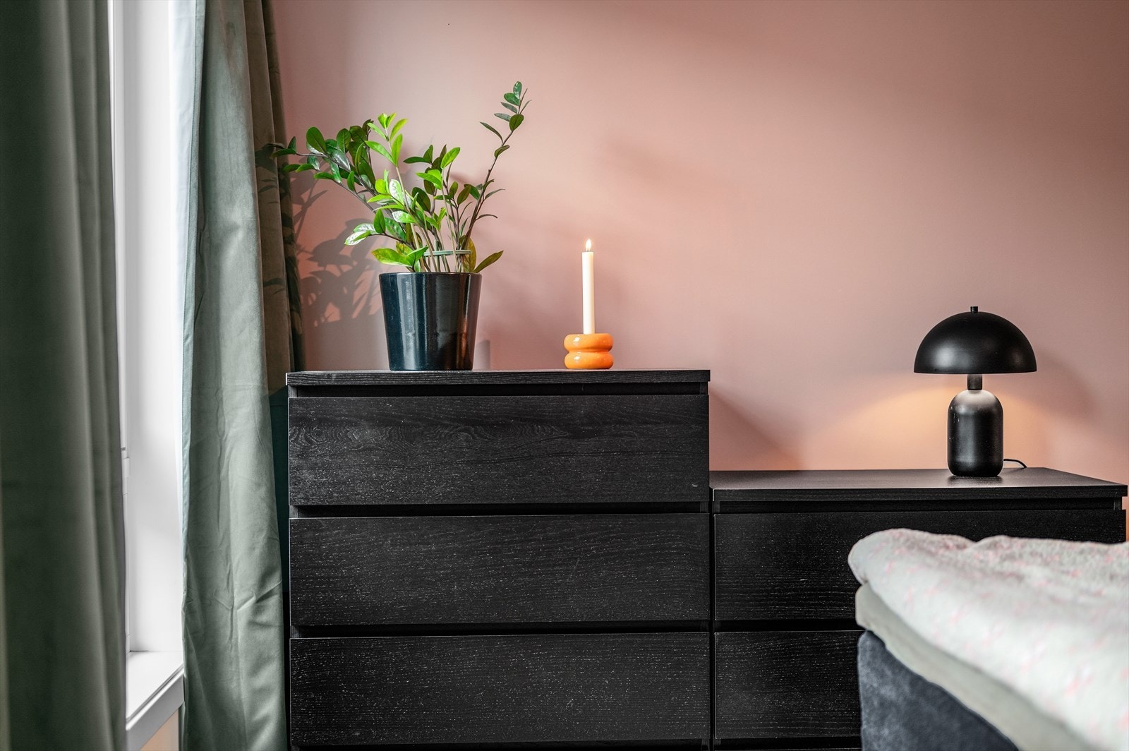 I tillegg til flere oppbevaringsmuligheter i leiligheten er det to boder i kjelleretasjen for ekstra lagringsplass. Galleribilde