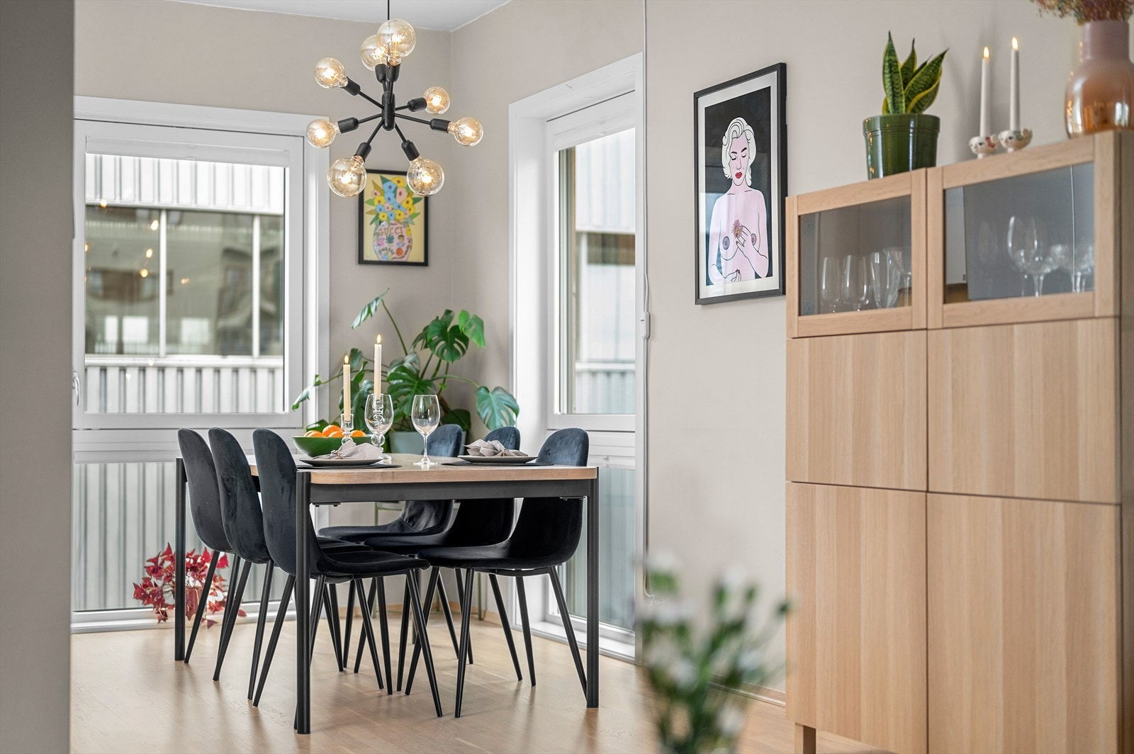 Åpen stue- og kjøkkenløsning på gode 26,5 m². Rommet har rause vindusflater som sørger for rikelig med naturlig dagslys. Galleribilde