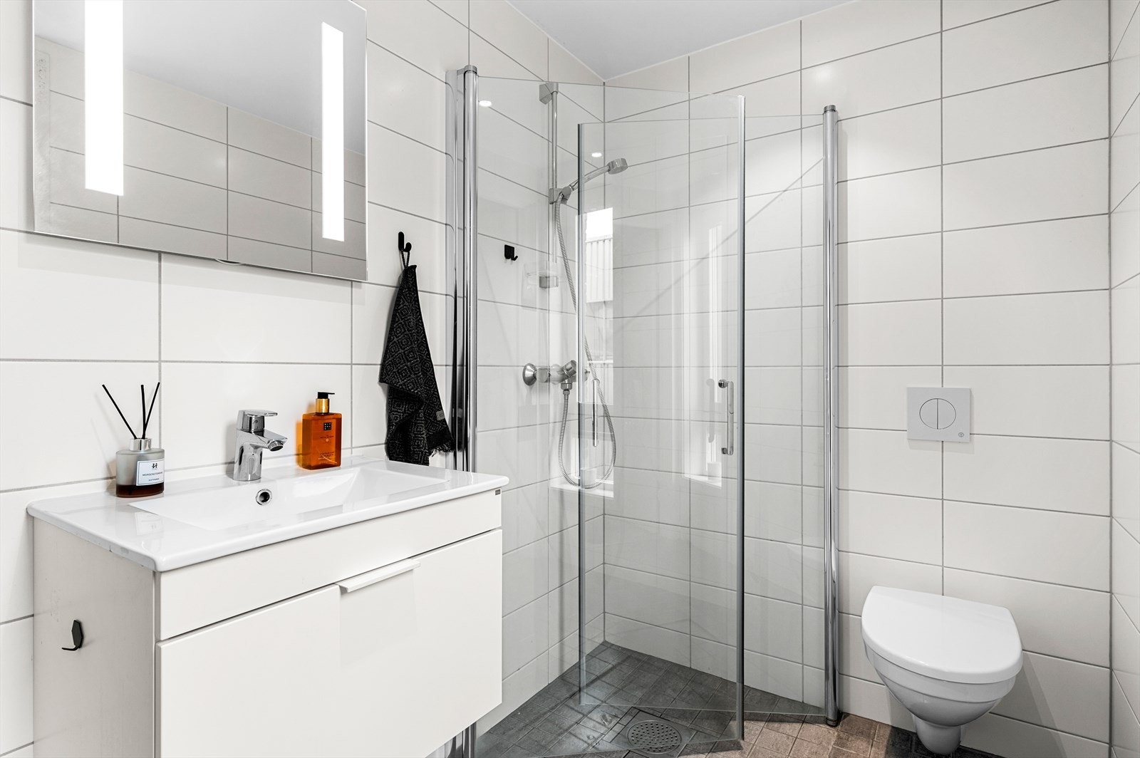 Delikat baderom med pent flislagt gulv med behagelig gulvvarme og downlights i himling. Galleribilde