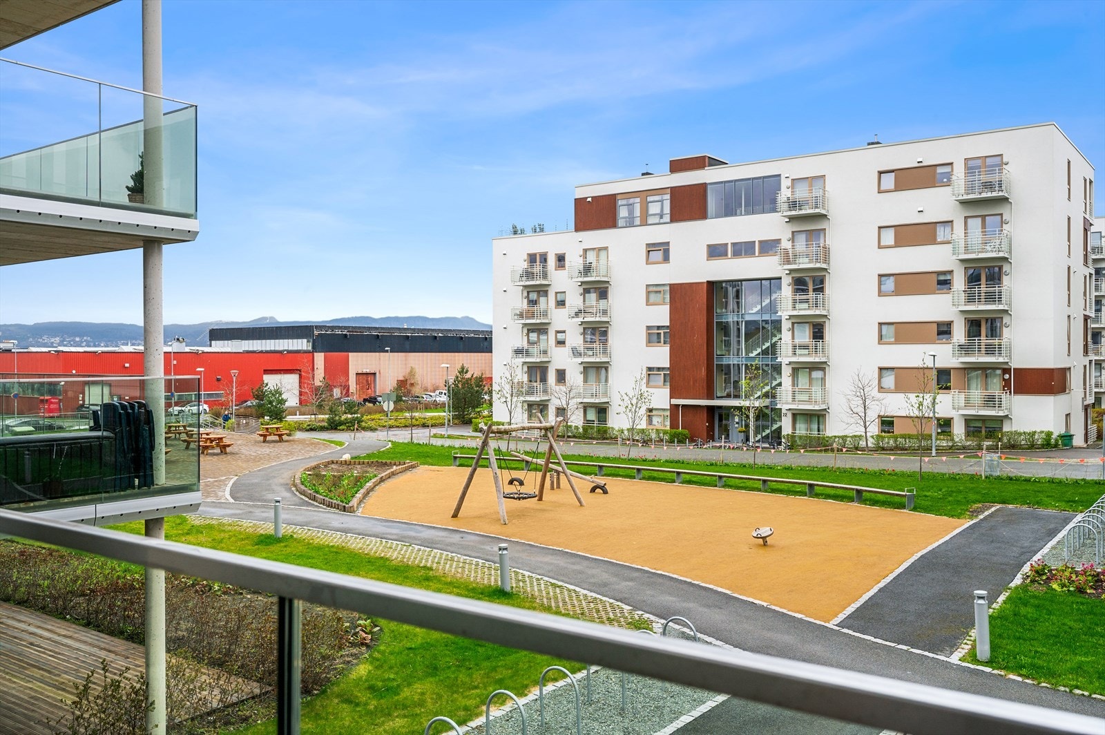 Fra balkongen har man flott utsyn mot pent opparbeidede fellesarealer. Galleribilde