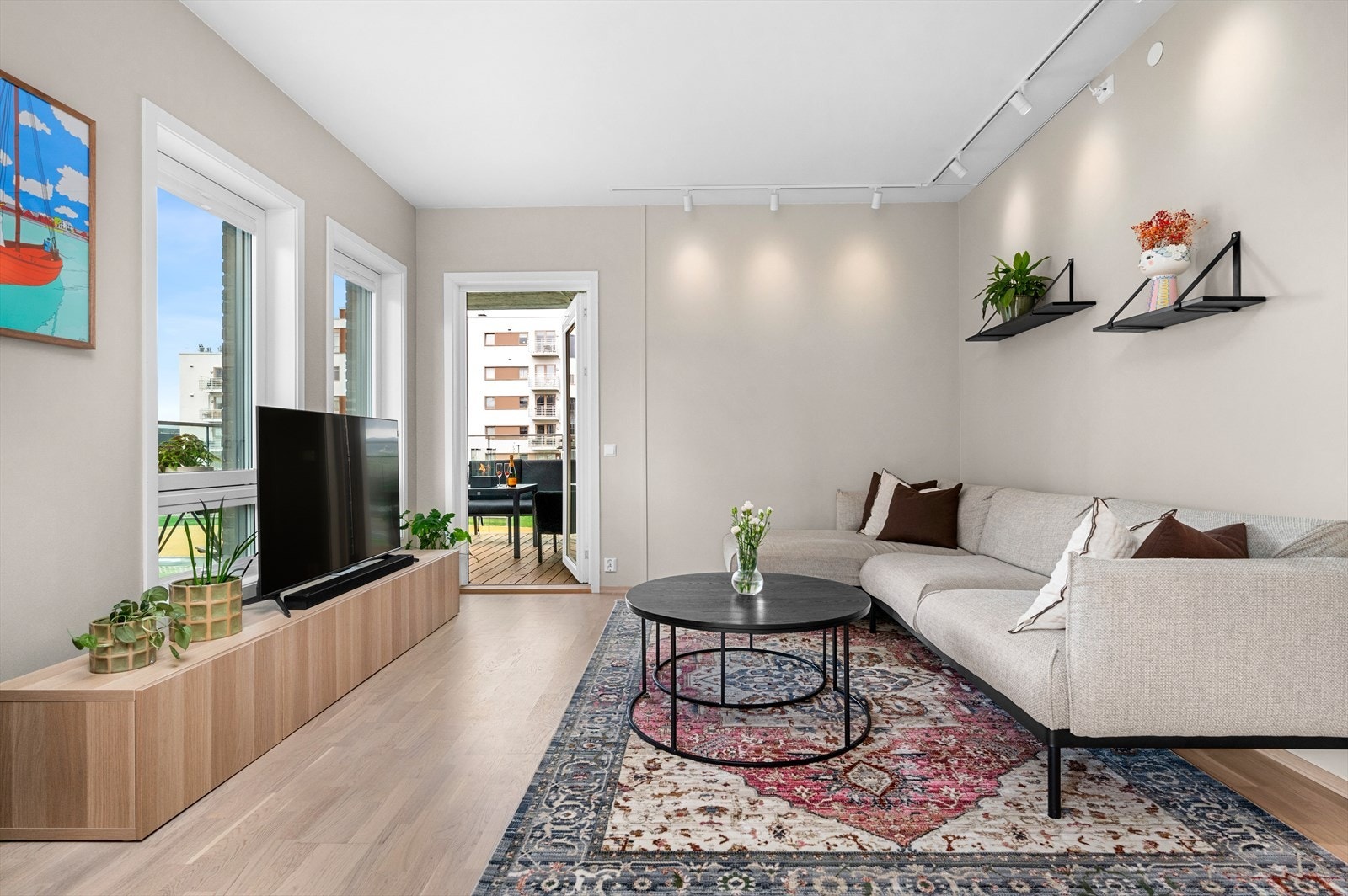 Her får man en bolig med gjennomgående standard som oser av moderne komfort. Fra stuen har man direkte tilgang til leilighetens balkong. Galleribilde