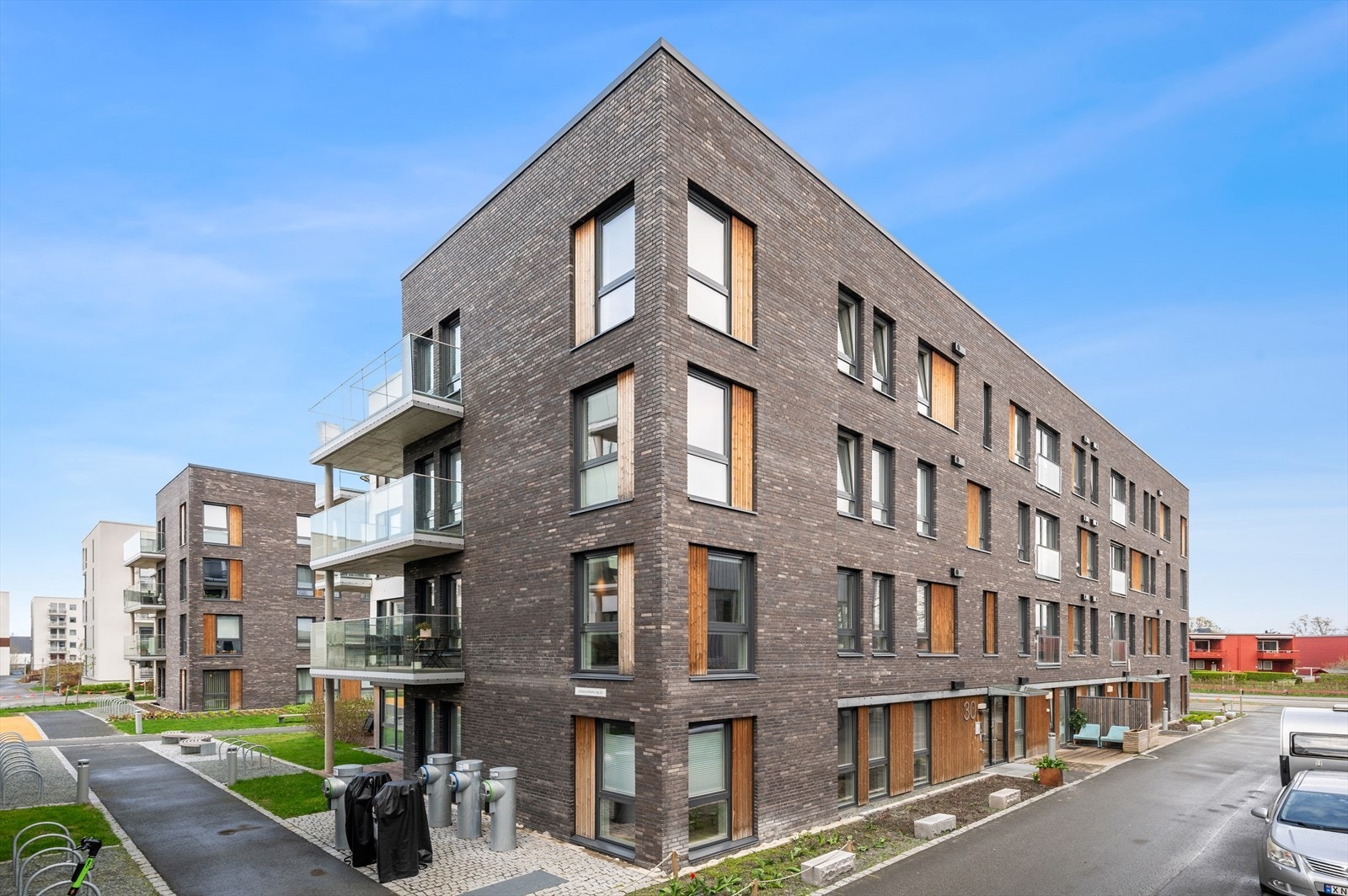 Leiligheten disponerer en fast parkeringsplass med lader for elbil. Velkommen på visning! Galleribilde