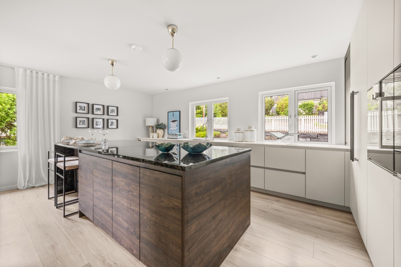 Delikat kjøkken fra tyske Rotpunkt, nytt i 2023. Beslag fra bl.a. Buster + Punch. Galleribilde