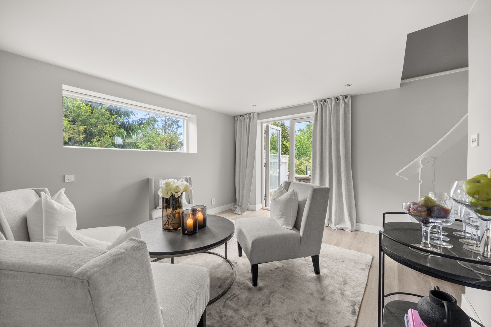 Hele underetasjen er oppusset i 2022 og 2024-2025. Denne stuen kan f.eks. fint benyttes som et ekstra soverom (soverom 6). Galleribilde