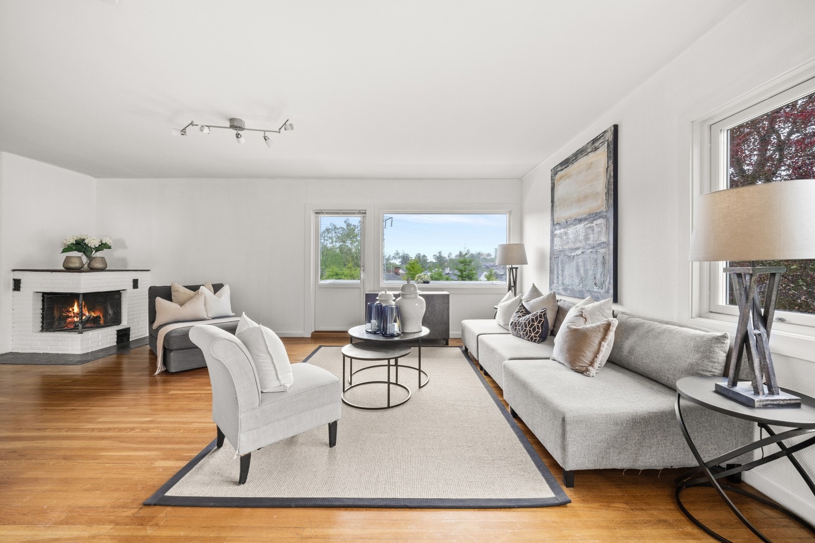 Stor og innbydende stue med åpen hjørnepeis. Galleribilde