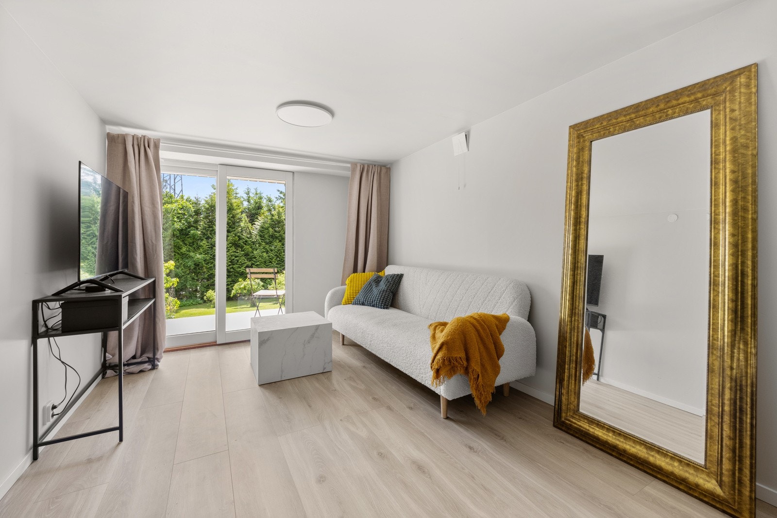 Flott hybel med egen inngang, varmefolie i gulv og eget sikringsskap. Galleribilde