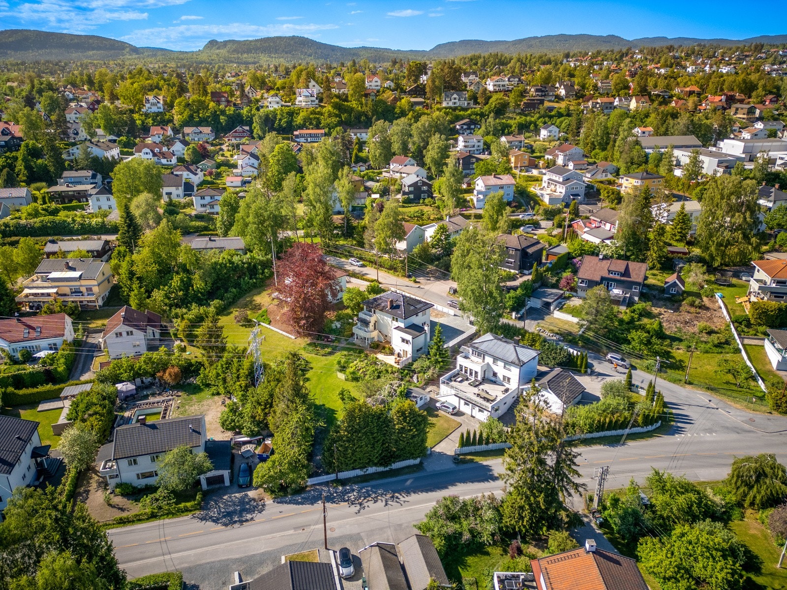 Solrik tomt i et etablert boligområde, sentralt på Jar/Stabekk. Galleribilde