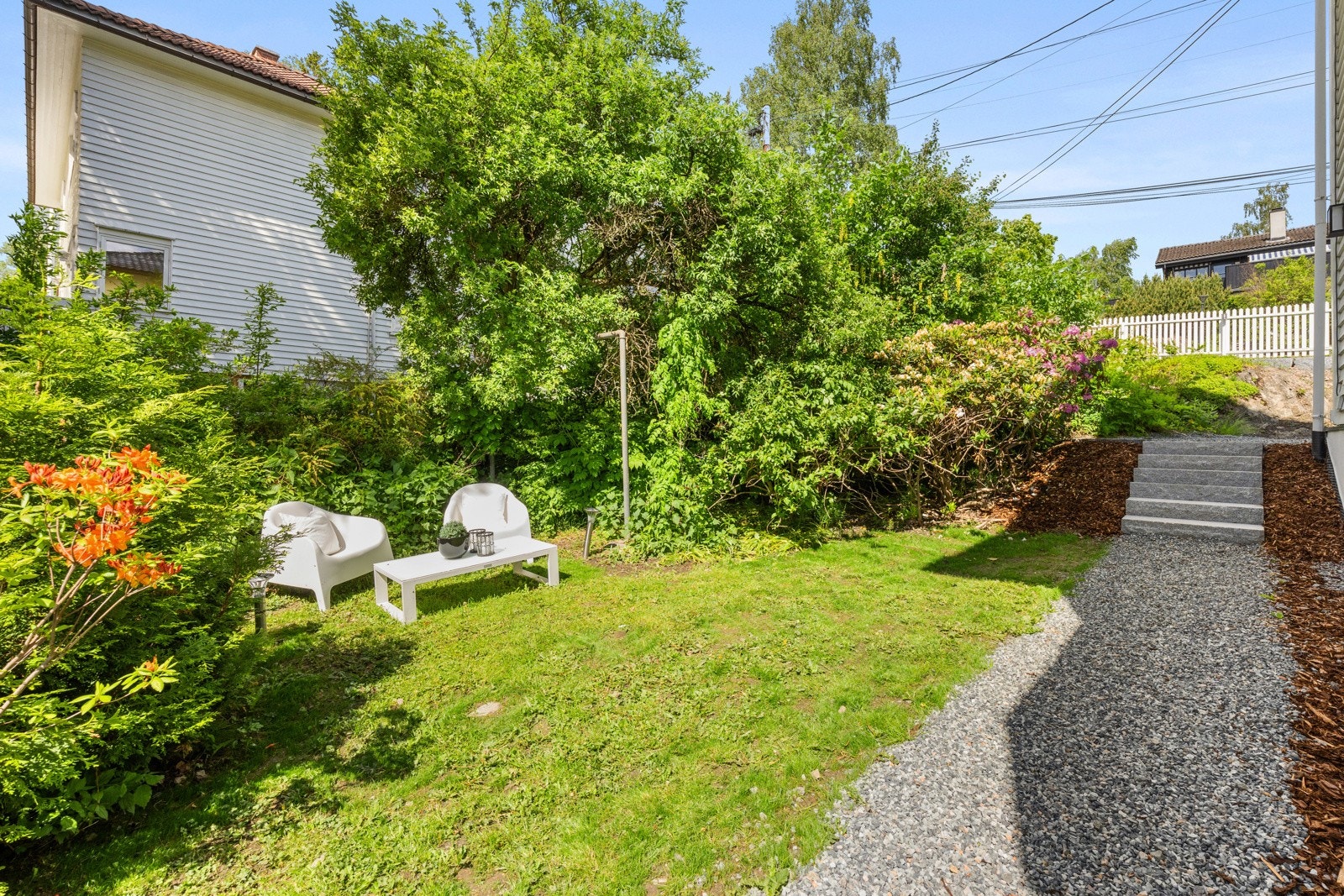 Gruset adkomstvei til hybelen med ny granittrapp. Galleribilde