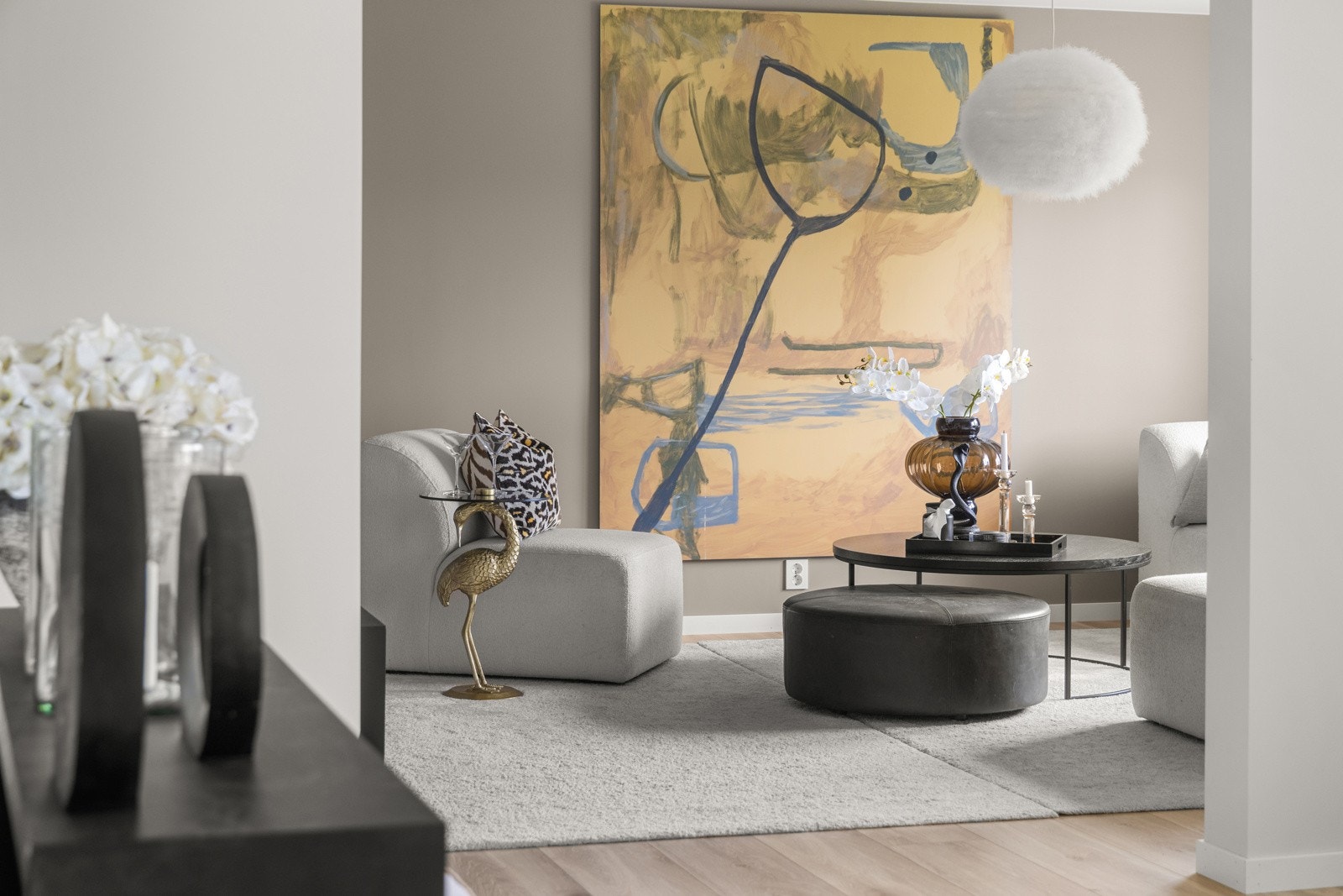 Det er innstallert Philips HUE smartstyring av lys i 1.etg, TV-Stue, bad og gang, samt utebelysning. Galleribilde