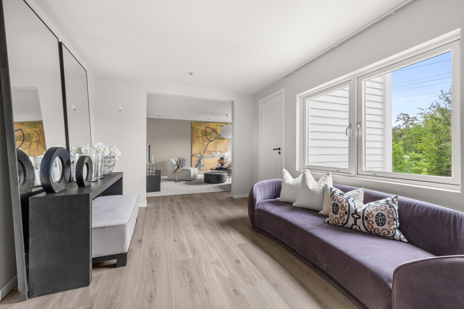 Fra stuen er det trapp ned til vinrom og stue (evt. ekstra soverom) med utgang ut til stor, solrik markterrasse. Galleribilde