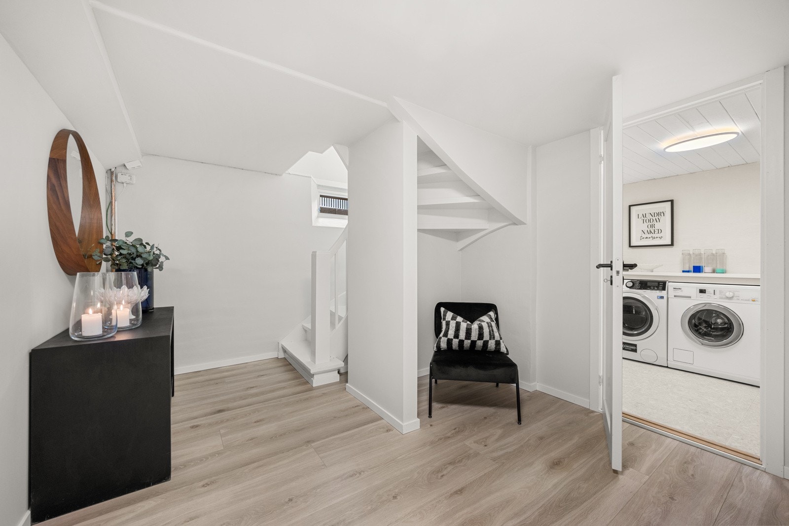 I underetasjen er det også en gang med varmefolie, samt teknisk rom. Galleribilde