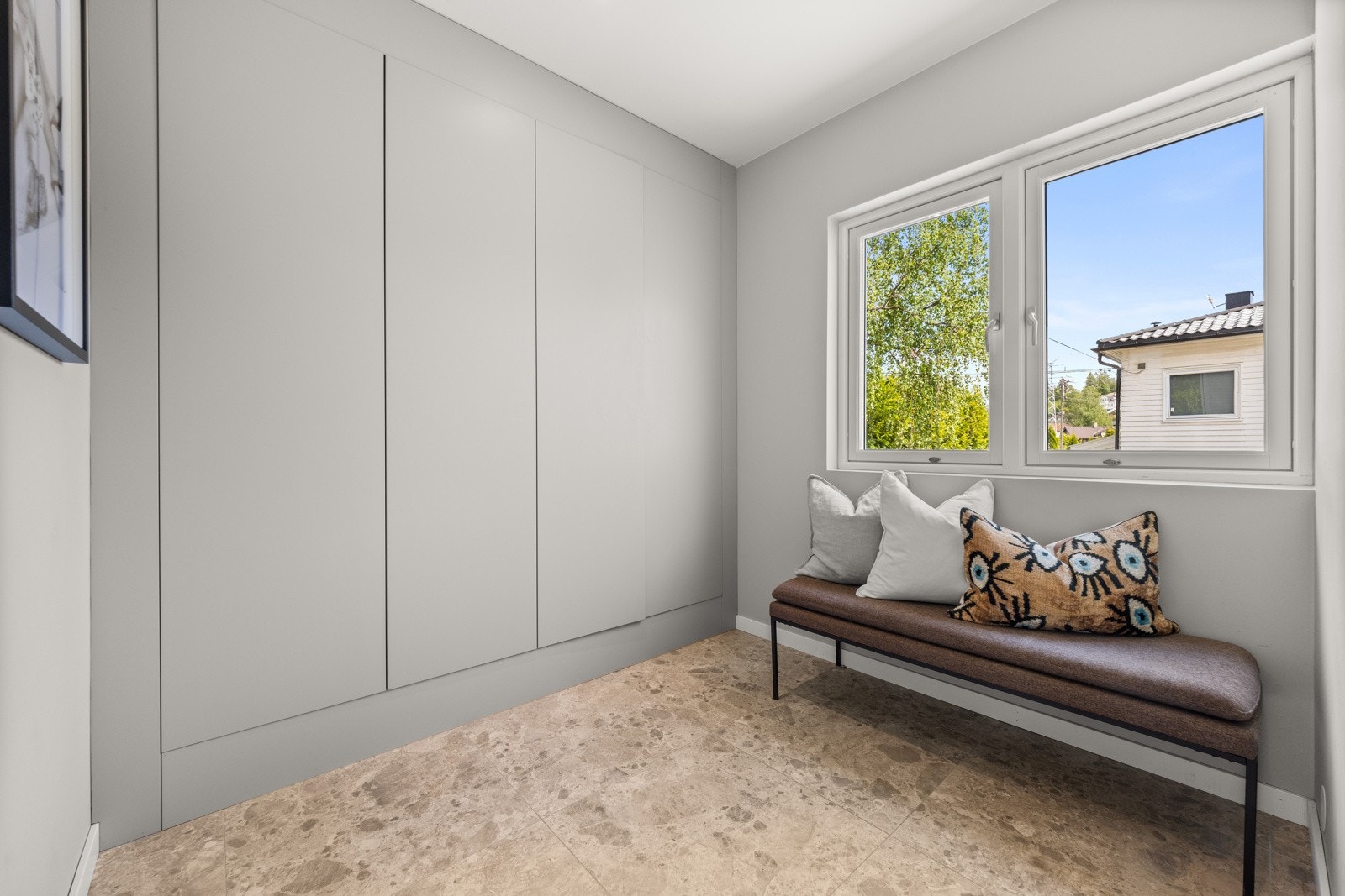 Stort garderoberom ved gang/entré. Galleribilde