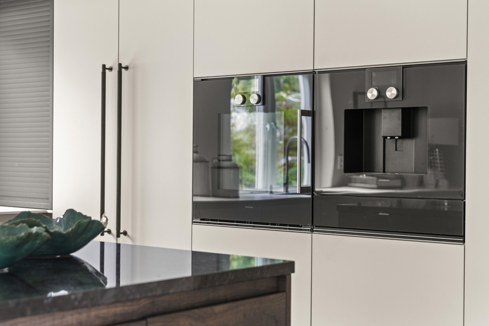 Det er integrert Gaggenau stekeovn og kaffemaskin. Videre er det integrert induksjonsplatetopp, 2 oppvaskmaskiner, varmeskuff, vinskap, kjøleskap og kombiskap. Galleribilde