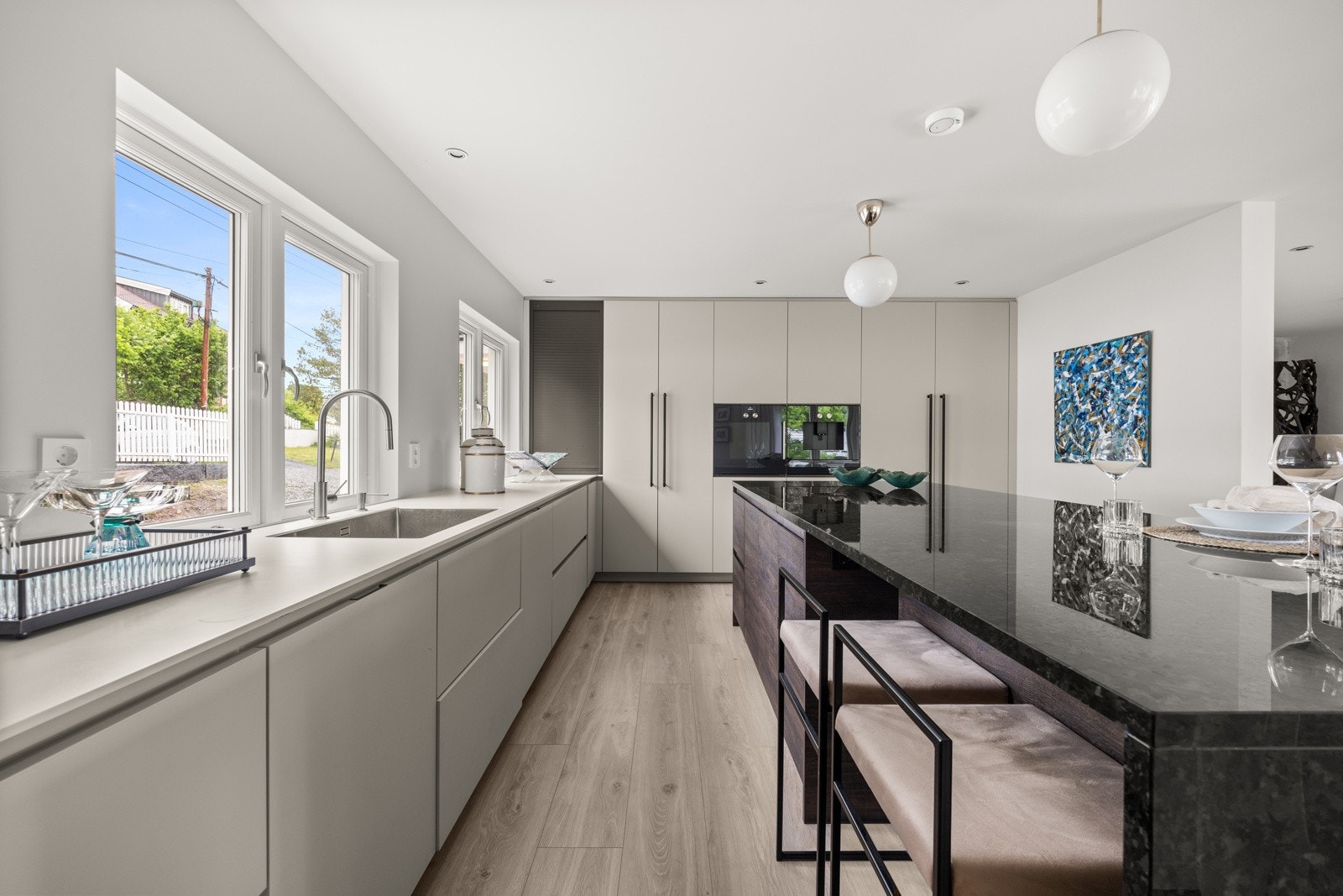 Praktisk og sosial kjøkkenøy med benkeplate i granittstein og er ca. 2 cm tykk. Galleribilde