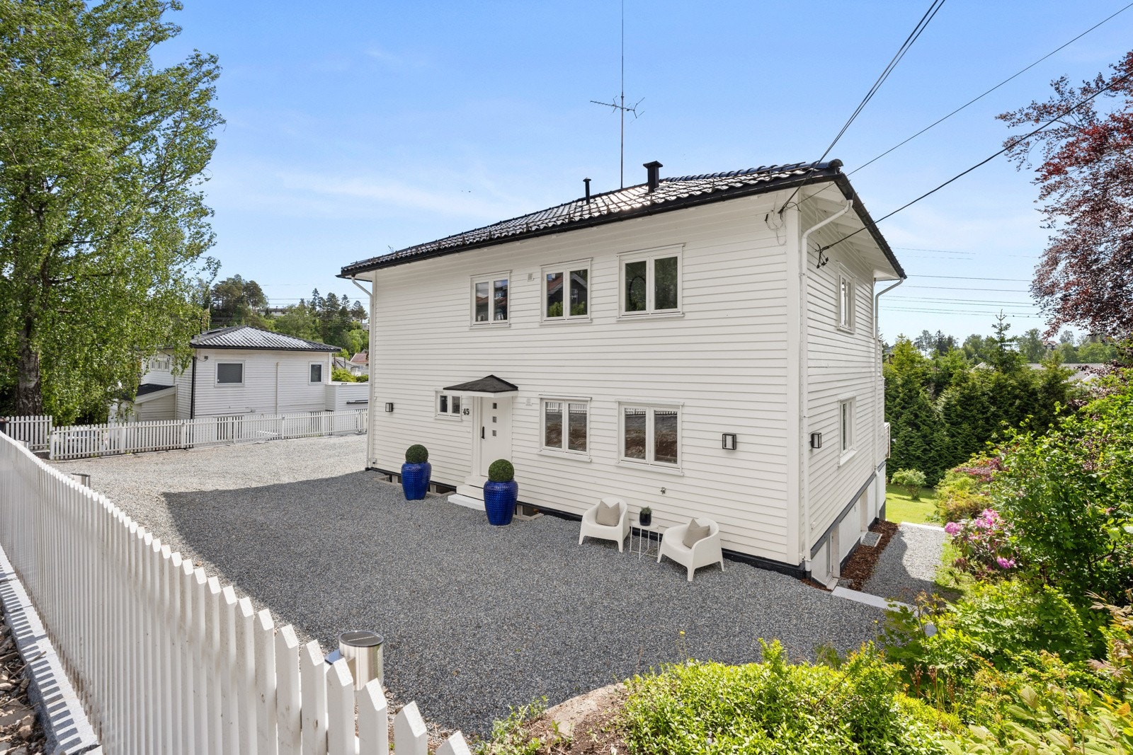 Nydelig stakittgjerde mot gaten. Galleribilde