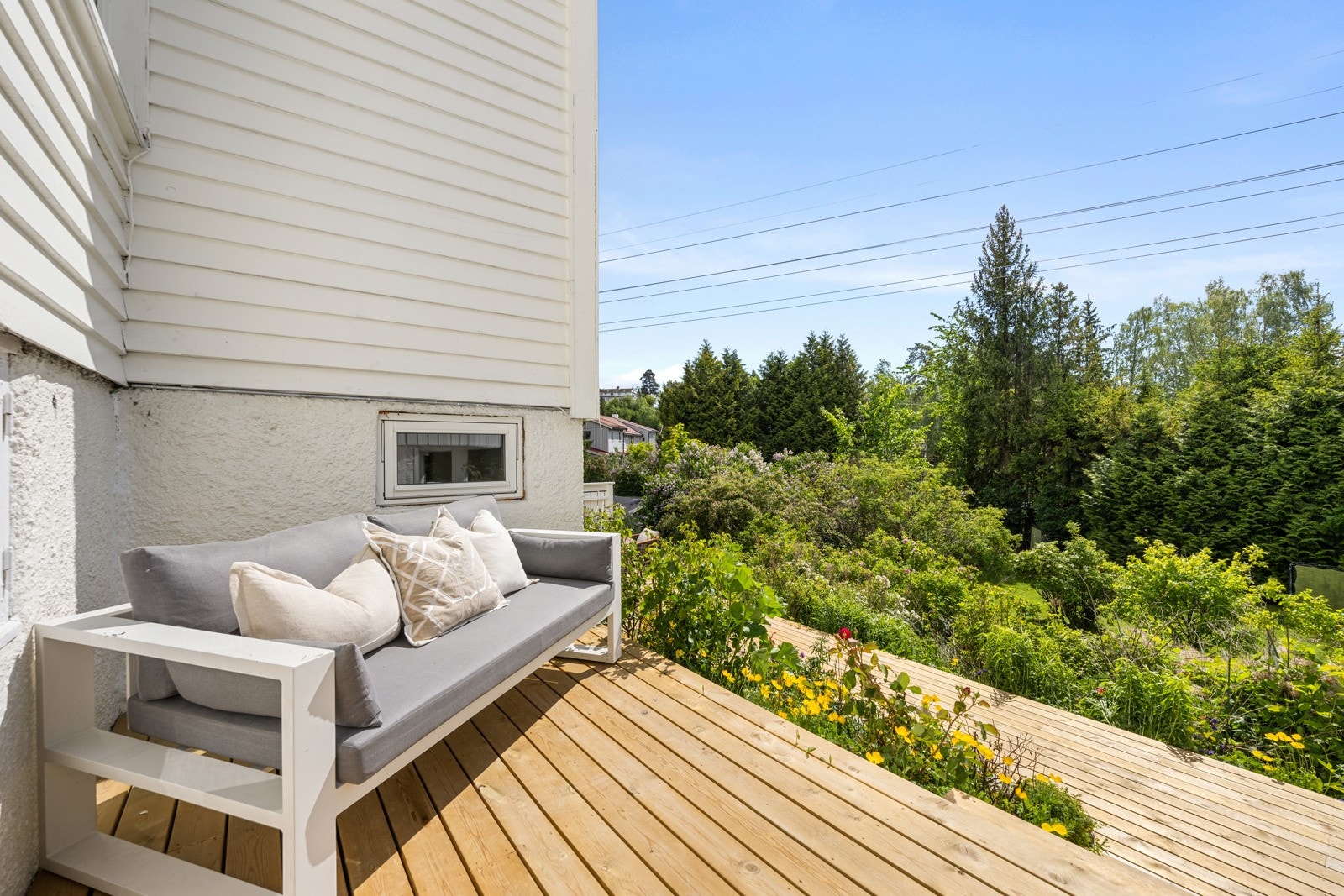 Fra balkongen er det dirkete adkomst via trapp til stor solrik platting og videre ut i hagen. Galleribilde