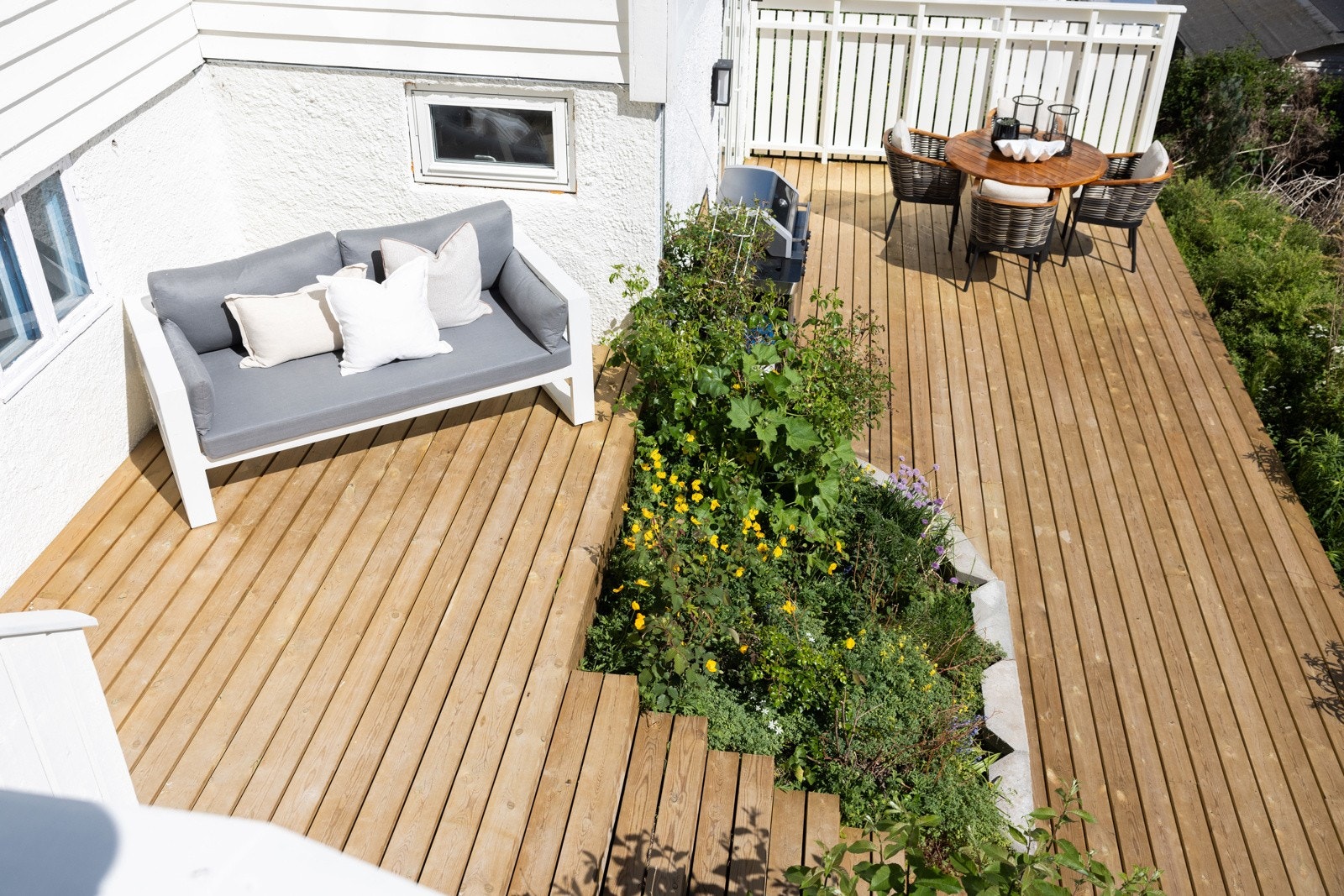 Fra balkongen er det dirkete adkomst via trapp til stor solrik platting og videre ut i hagen. Galleribilde