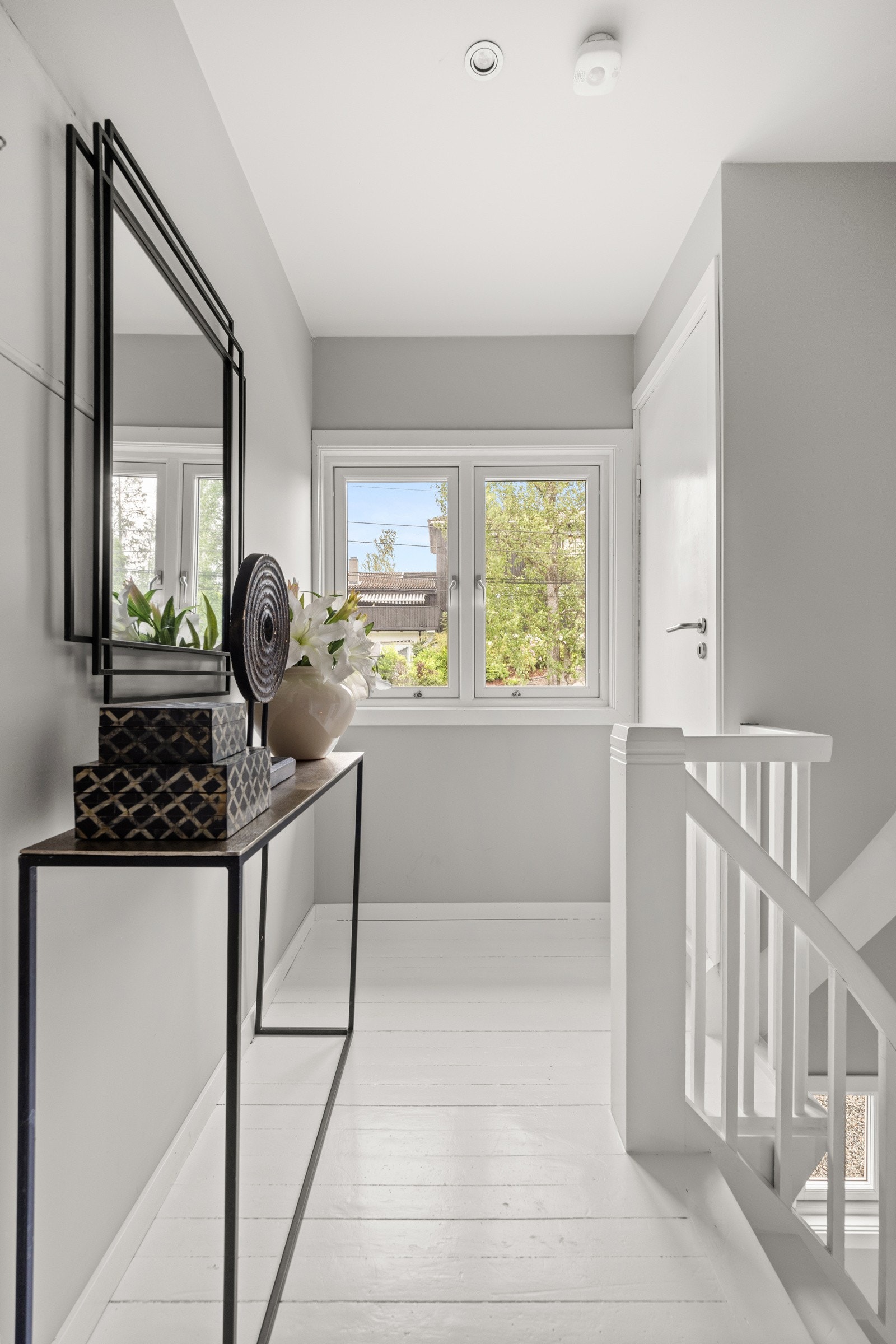 I 2. etasje er det gang med lukket trappeløp opp til loftet, 4 soverom, bad og stue med utgang til balkong. Galleribilde