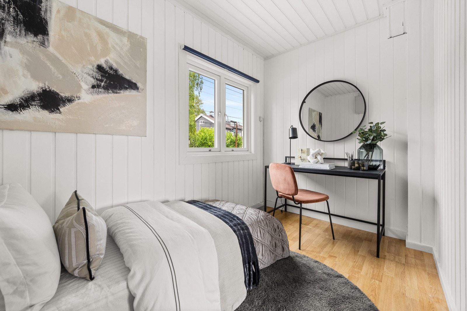 Soverommet har plass til seng, nattbord og skrivepult, samt oppbevaringsløsninger. Galleribilde