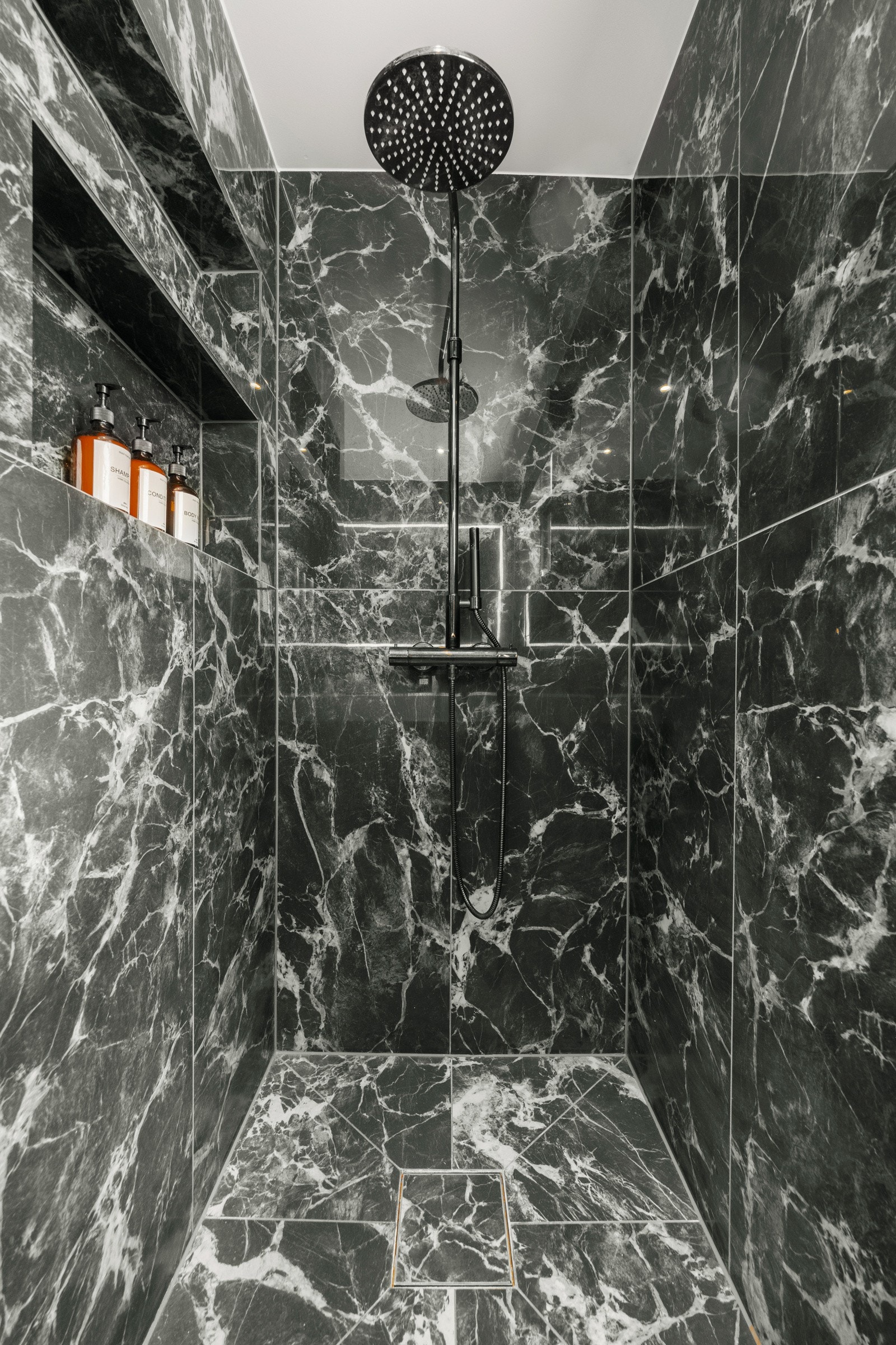 Romslig dusjsone med praktisk hyllenisje. Galleribilde