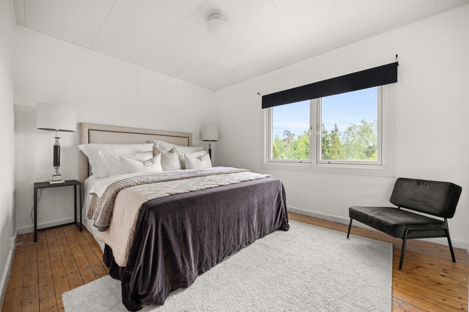 Somerom 1 er av svært god størrelse med god plass til stor dobbeltseng. Galleribilde