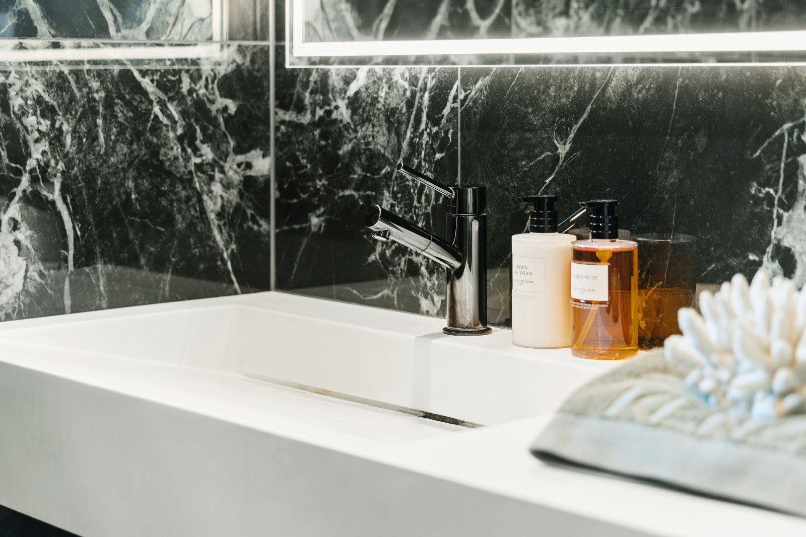 Heldekkende spesialtilpasset servant i corian. Galleribilde