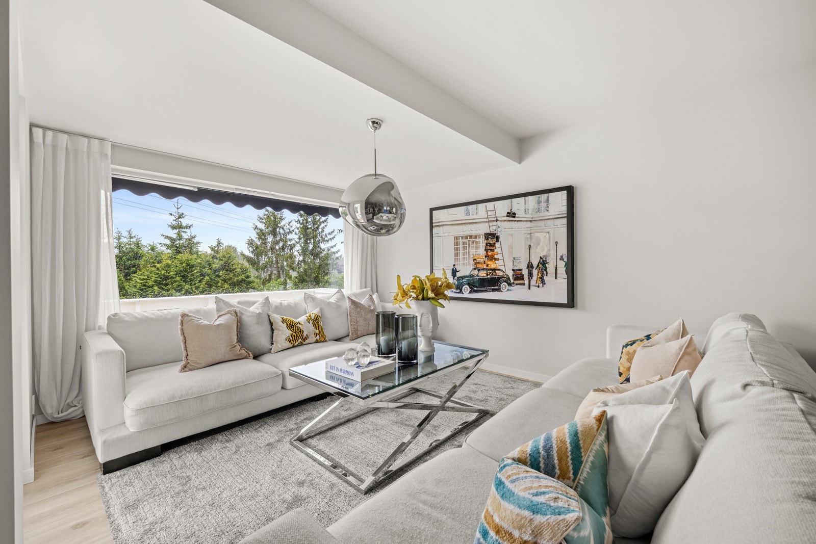 Hovedetasjen (1. etasje) består av 2 stuer, kjøkken, spisestue, bad, gang og entré m/trappeløp. Galleribilde