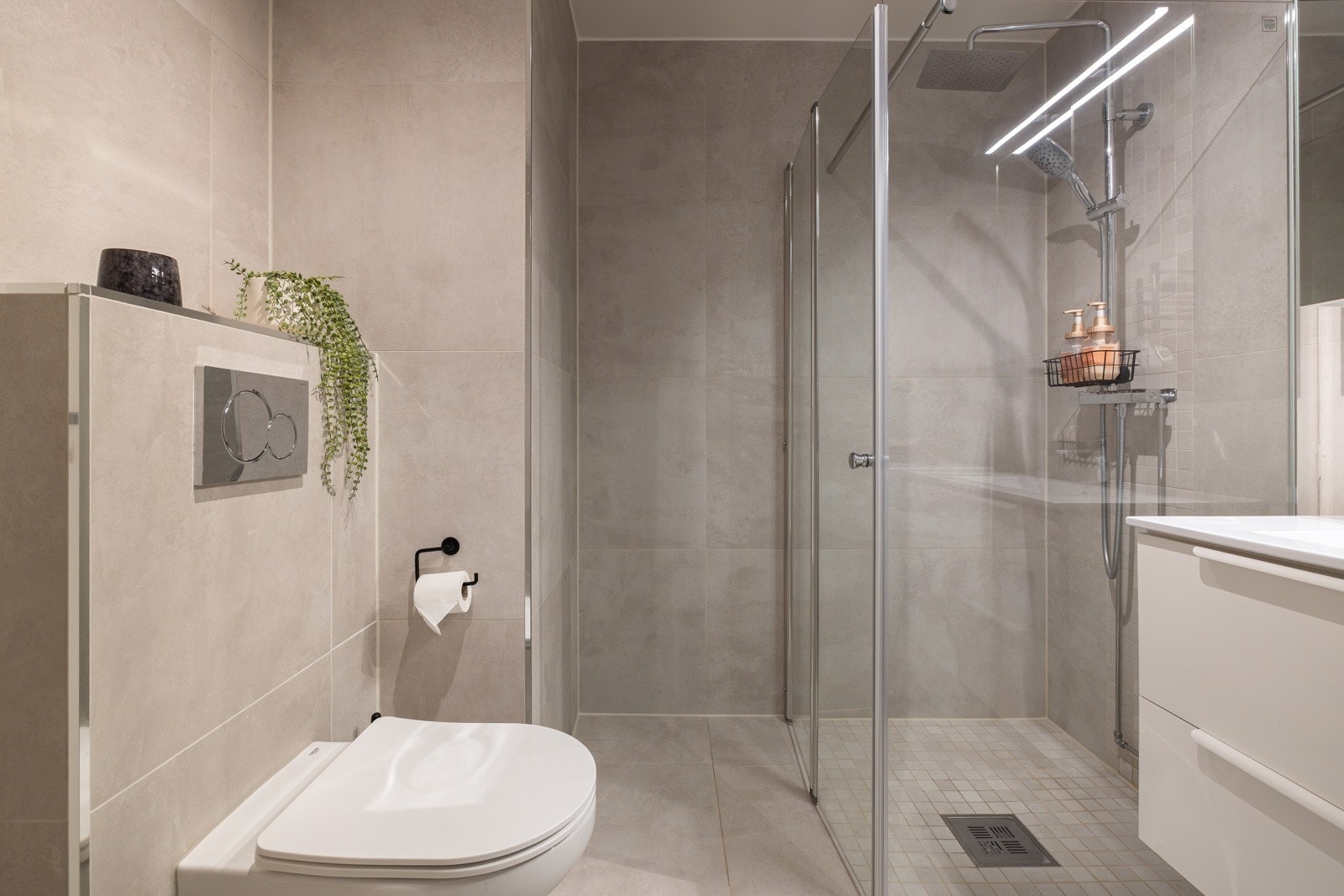 Baderommet har flotte fliser på gulv og vegger, deilig gulvvarme med gulvvarme og avtrekk via kjøkkenventilator. Galleribilde