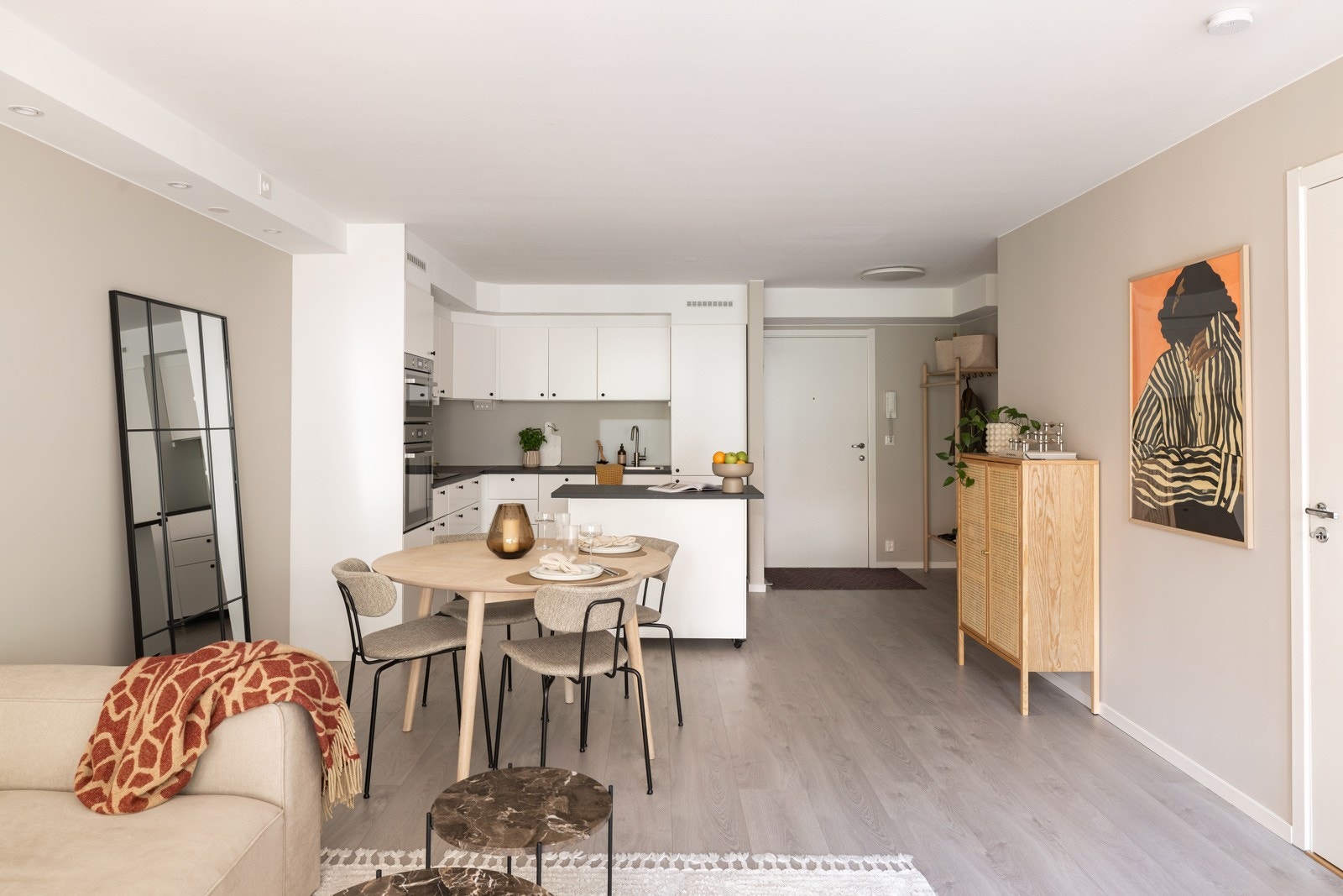 God standard med moderne enstavs laminat fra 2022 på gulv, glatte overflater malt i en innbydende farge i 2023, skjult elektrisk anlegg og downlightskasse i himlingen. Galleribilde